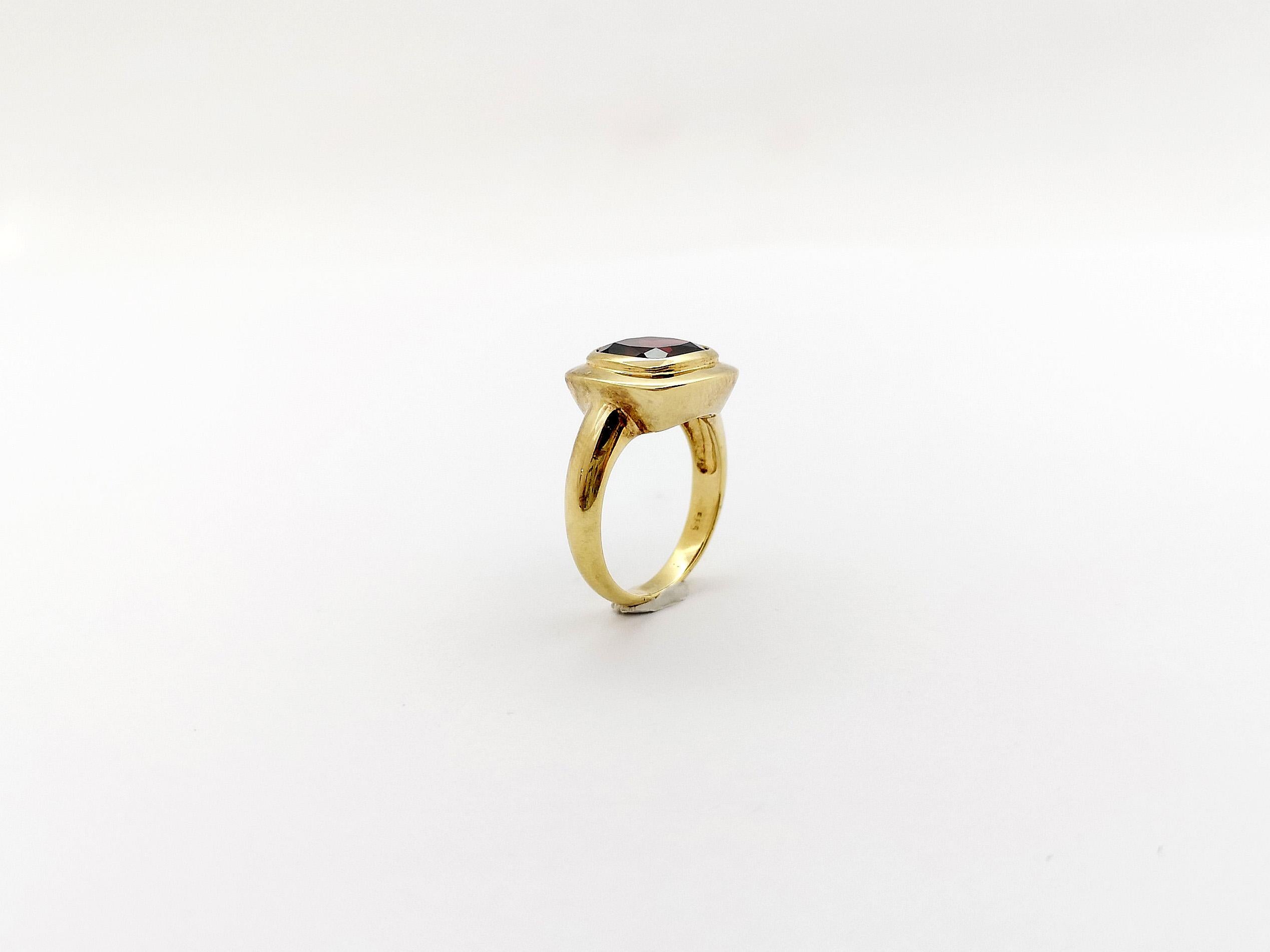 Garnet Ring set in 14K Gold Settings For Sale 3