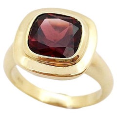 Anello con granato incastonato in oro 14K