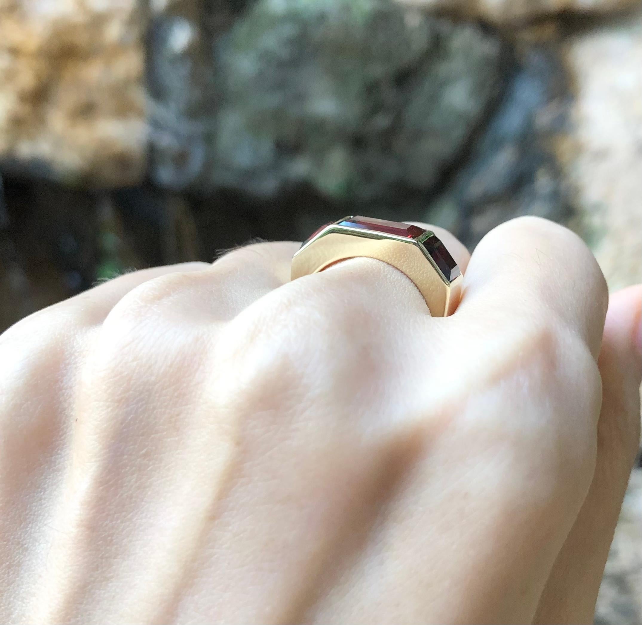 Granat 5,26 Karat Ring in 18 Karat Goldfassung

Breite:  2.0 cm 
Länge: 0,7 cm
Ringgröße: 53
Gesamtgewicht: 8,53 Gramm

