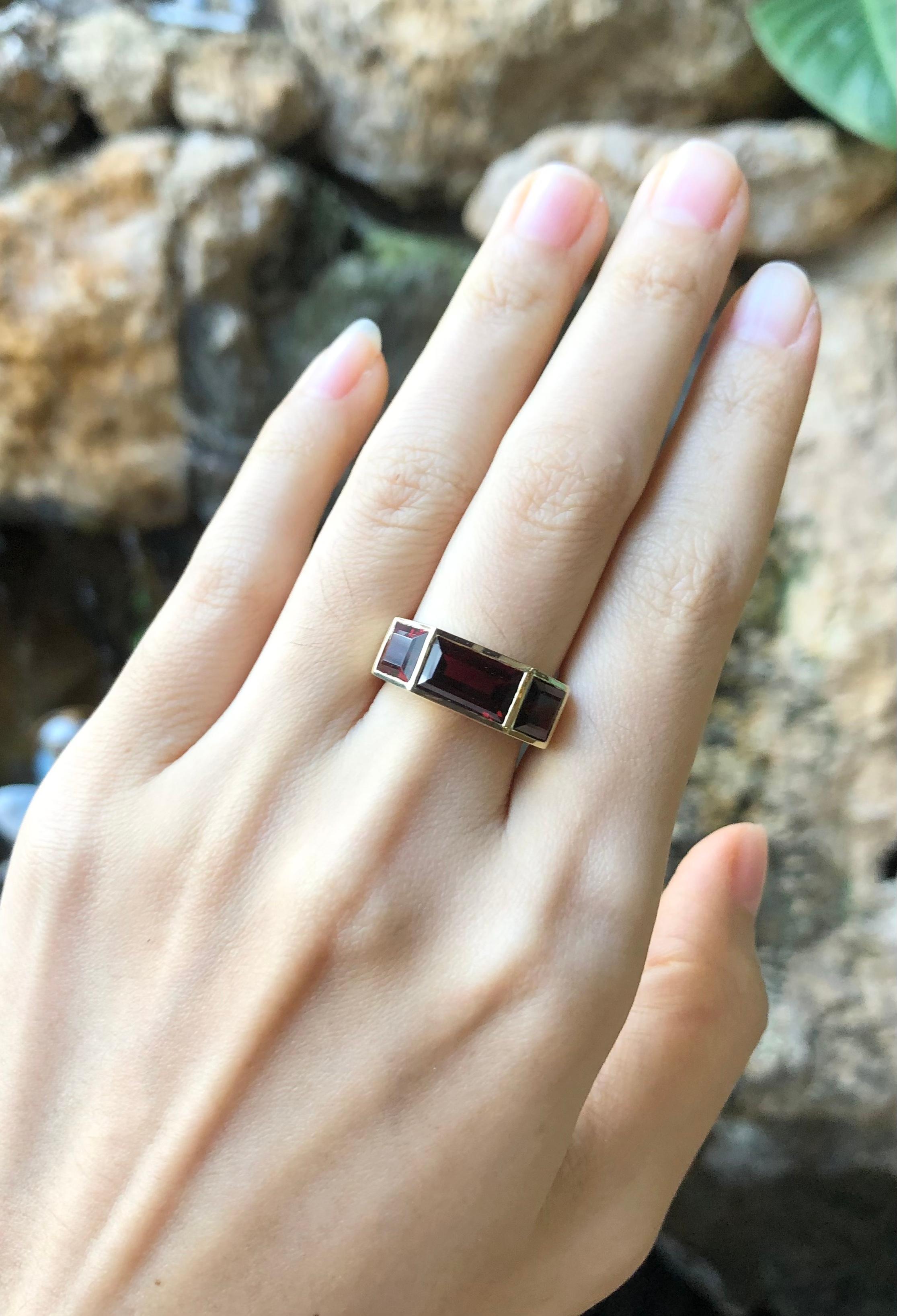 Anello con granato incastonato in oro 18 carati in vendita 1