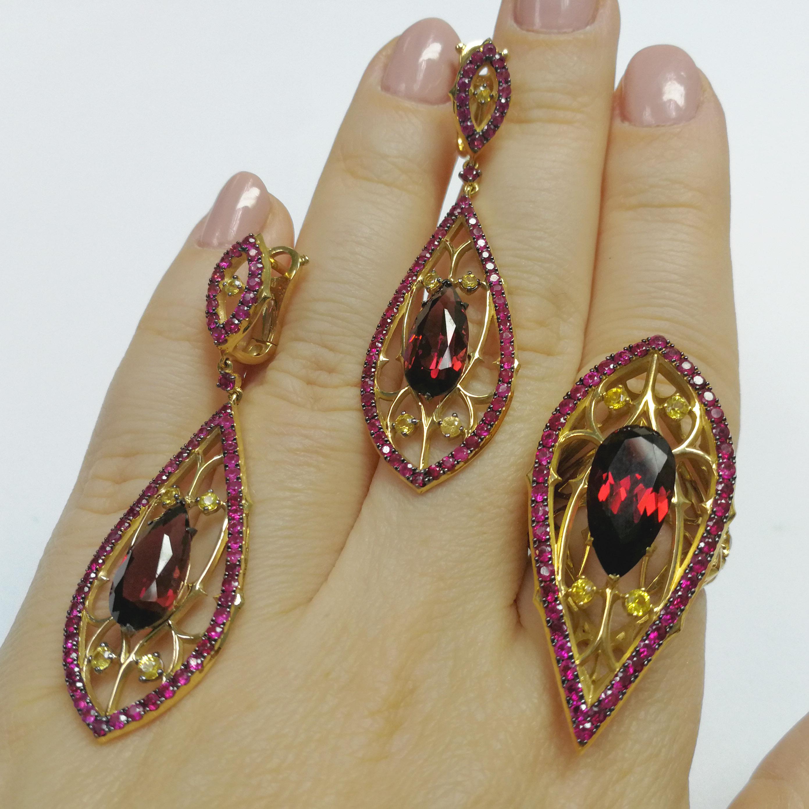 Garnet Ruby Sapphire 18 Karat Yellow Gold Gothic Suite
Imagine a Gothic cathedral with all its grace, upward aspiration and colorful stained glass windows. At the idea of this collection, our designers were inspired by all this beauty. Suite seems