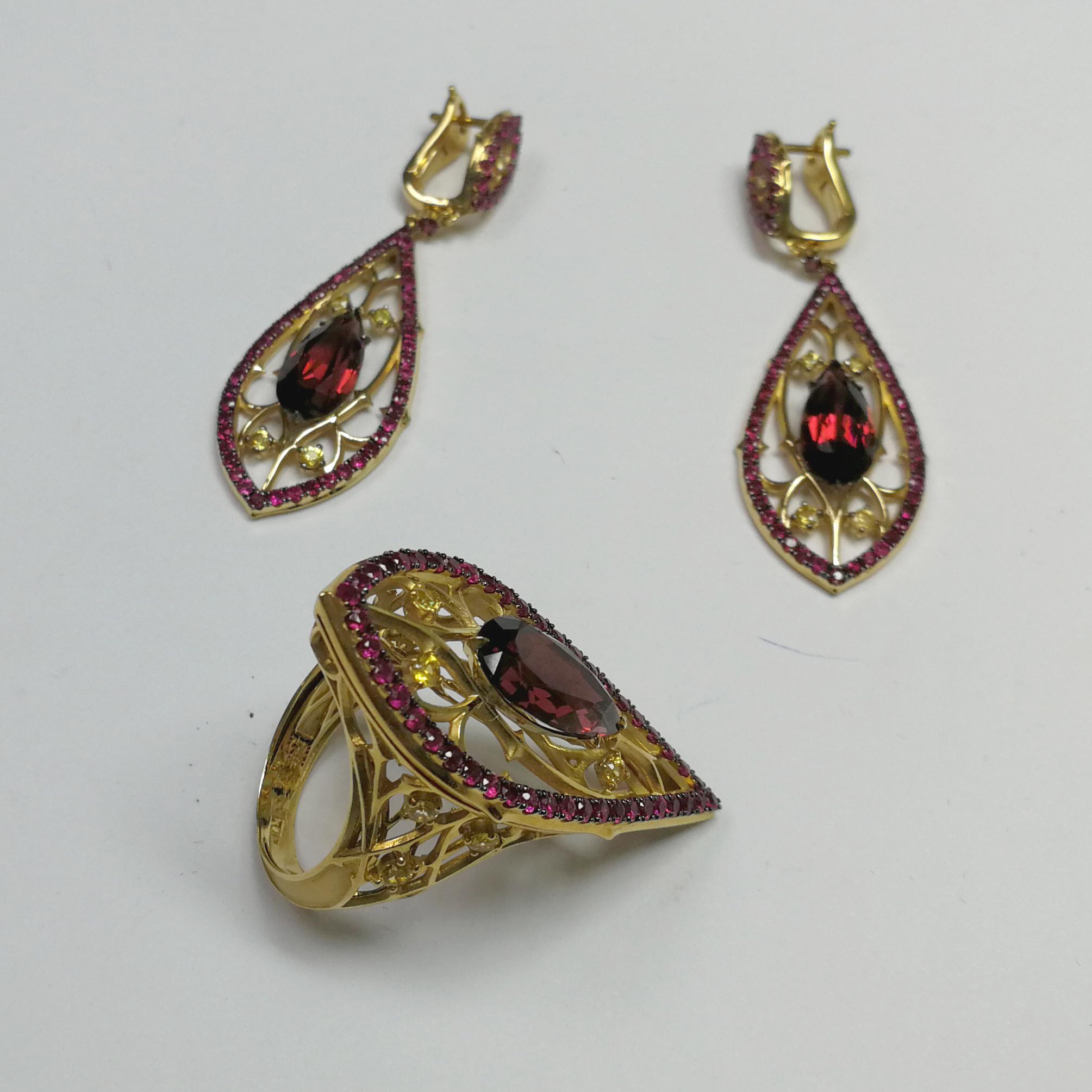 Garnet Ruby Sapphire 18 Karat Yellow Gold Gothic Suite In New Condition For Sale In Bangkok, TH
