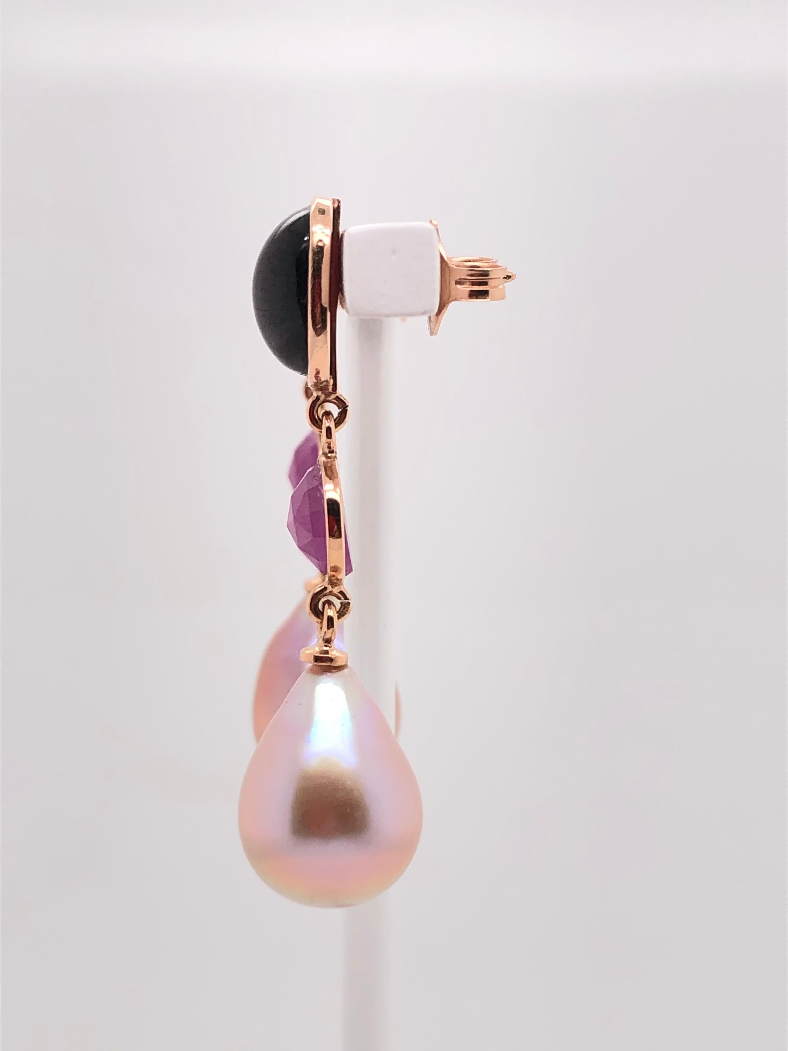 Garnet Rubies with Pearls on Rose Gold 18 K Chandelier Earrings
2 Garnet
2 Rubies
2 South Sea Pearls 
Weight Of Gold : 3.5 grams 

