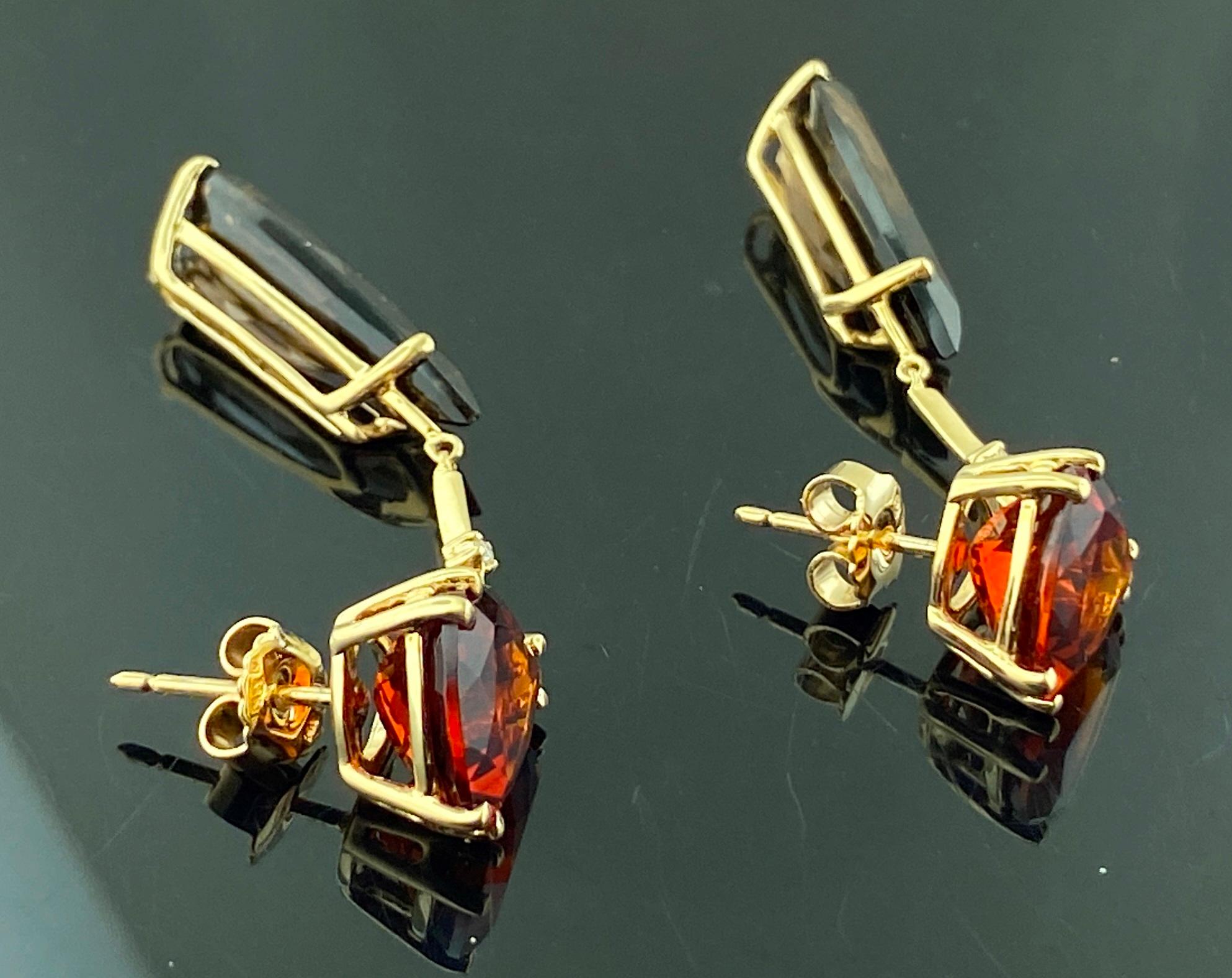 Women's or Men's Garnet & Smokey Quartz dangle earrings in 14 kt Yellow gold For Sale
