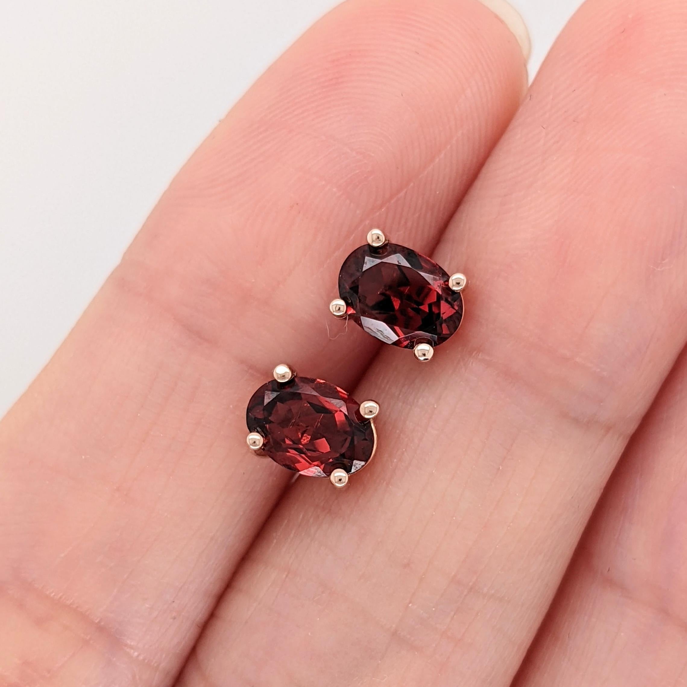 Queste borchie color granato sono audaci ed eleganti! Le pietre rosso intenso sono splendidamente incastonate in una sicura montatura a quattro punte, che le rende perfette da indossare ogni giorno o in occasioni speciali. Queste borchie di granato