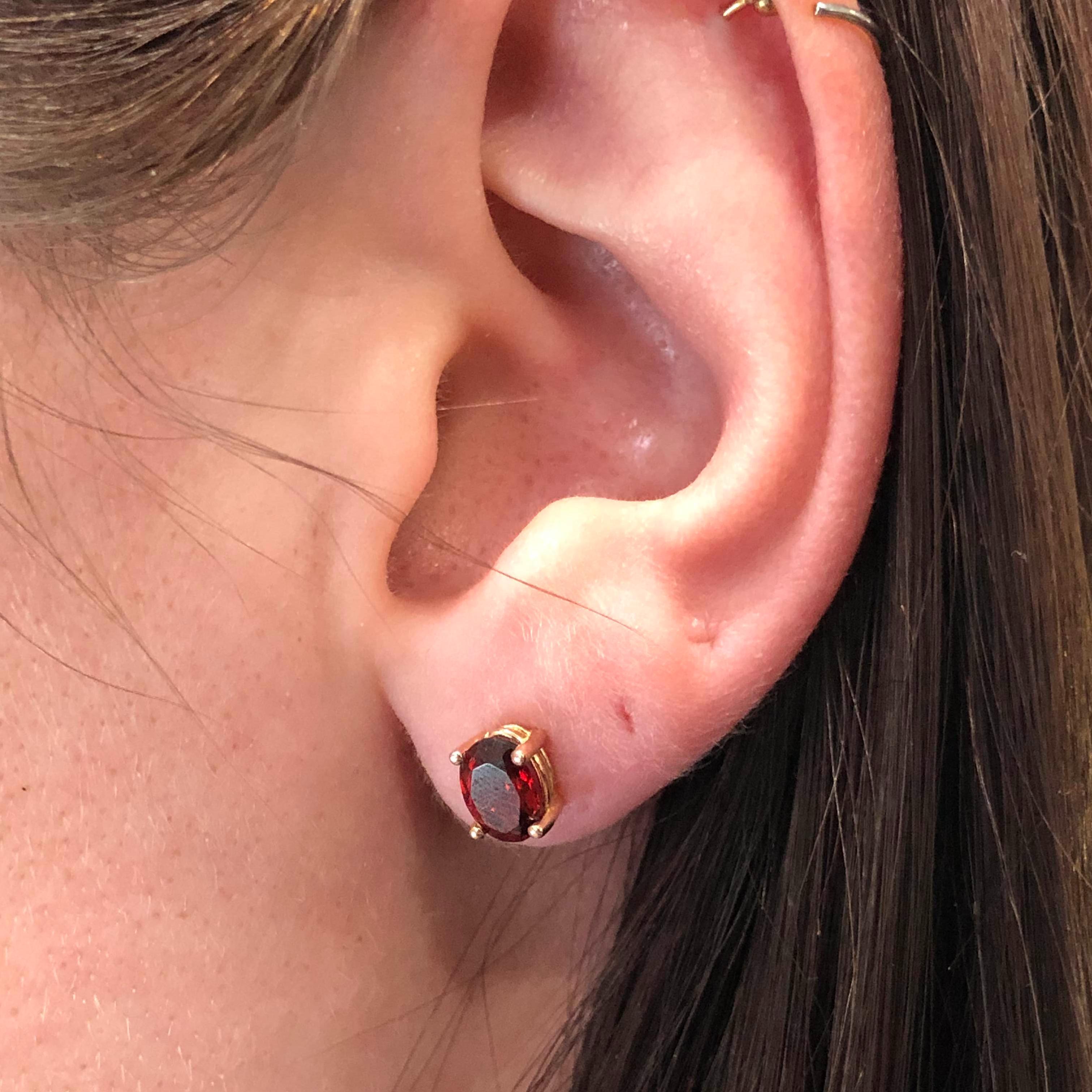 Moderno Orecchini solitari in oro massiccio 14K con granato ovale 7x5 mm in vendita