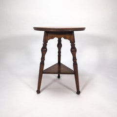 Garnet & Sons of Warrington. Aesthetic Movement Table d'appoint ou de cricket en Oak