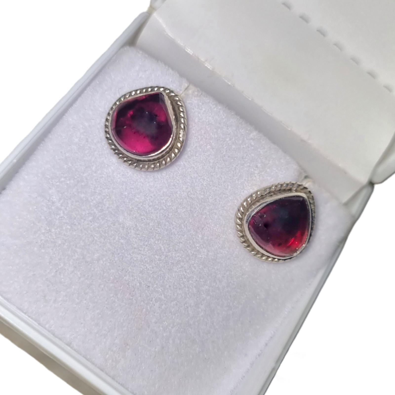 Metal - Sterling silver
Gross Weight - 3.95 Grams
Gemstones - Natural Garnet

Elevate your style with the timeless beauty of these Natural Garnet Earrings in Sterling Silver. These exquisite earrings are a perfect blend of elegance and