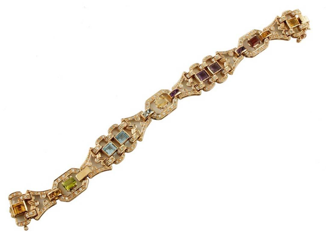 Elegante bracciale a maglie in oro rosa 14k con struttura disegnata con motivi geometrici e arricchita da piccoli diamanti che ricoprono tutta la struttura in oro. Diverse pietre, come topazi gialli e azzurri, ametiste, peridoto e granati, sono