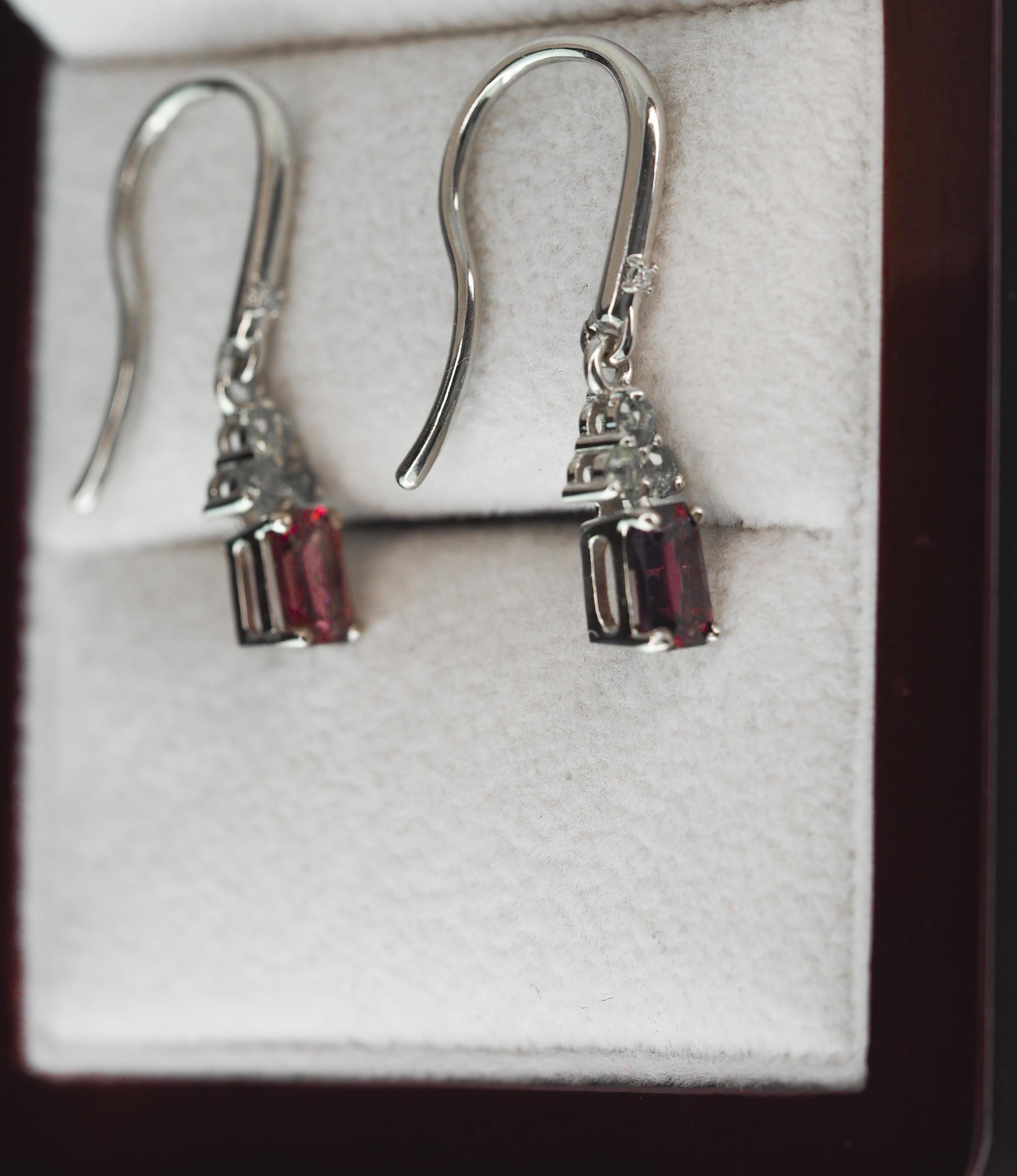 Garnet, green tourmaline 14k gold earrings. Octagon Shape garnet Gemstone earrings. Red gemstone earrings. Dangle earrings. By Daizy Jewellery.


Metal type: 14k Gold
Weight: 3.3 g.
Size 28x6.5 mm
Set with garnet, color - red to purple
Emerald cut,