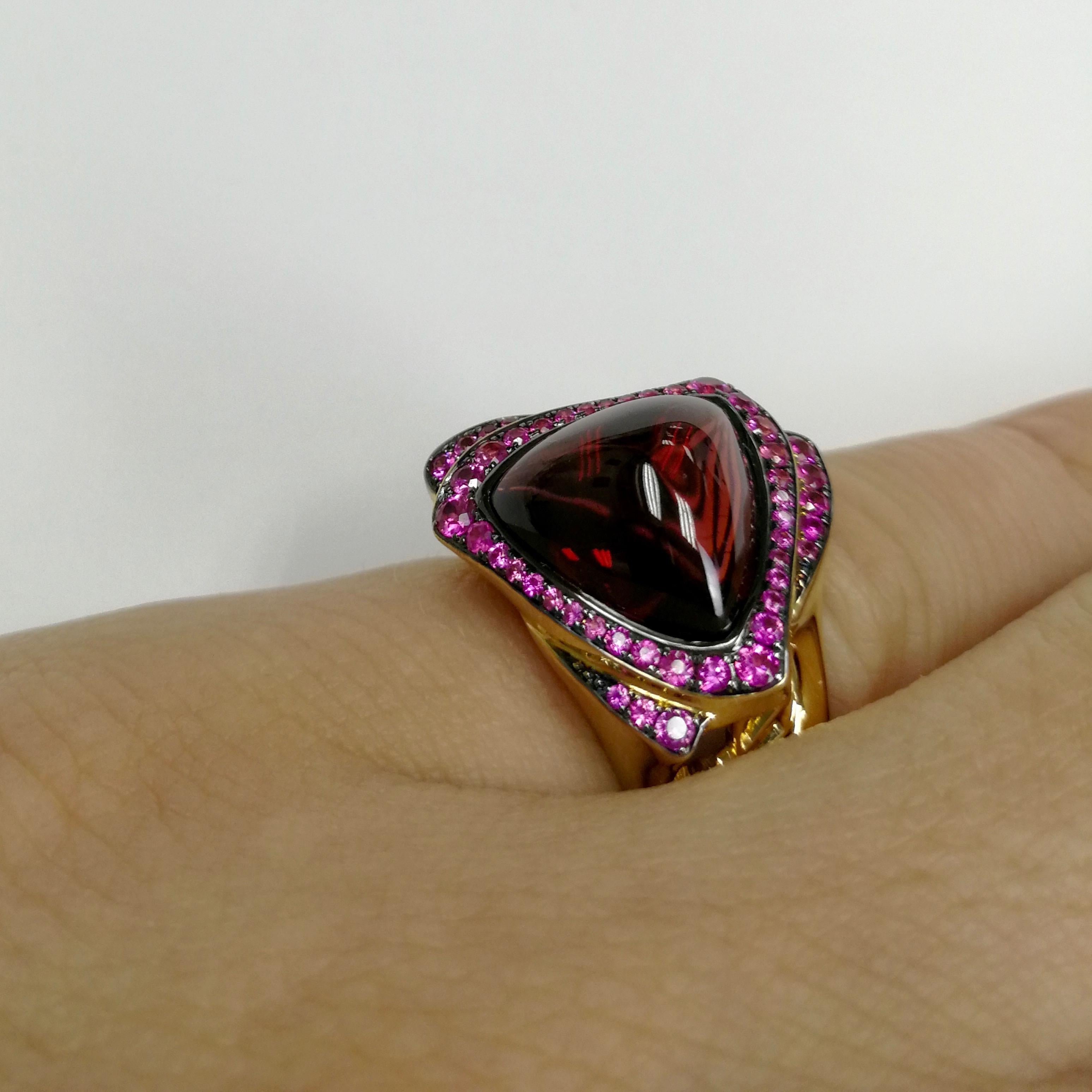 Ring aus 18 Karat Gelbgold mit Granat, Trillionen Cabochon, rosa Saphir (Zeitgenössisch) im Angebot