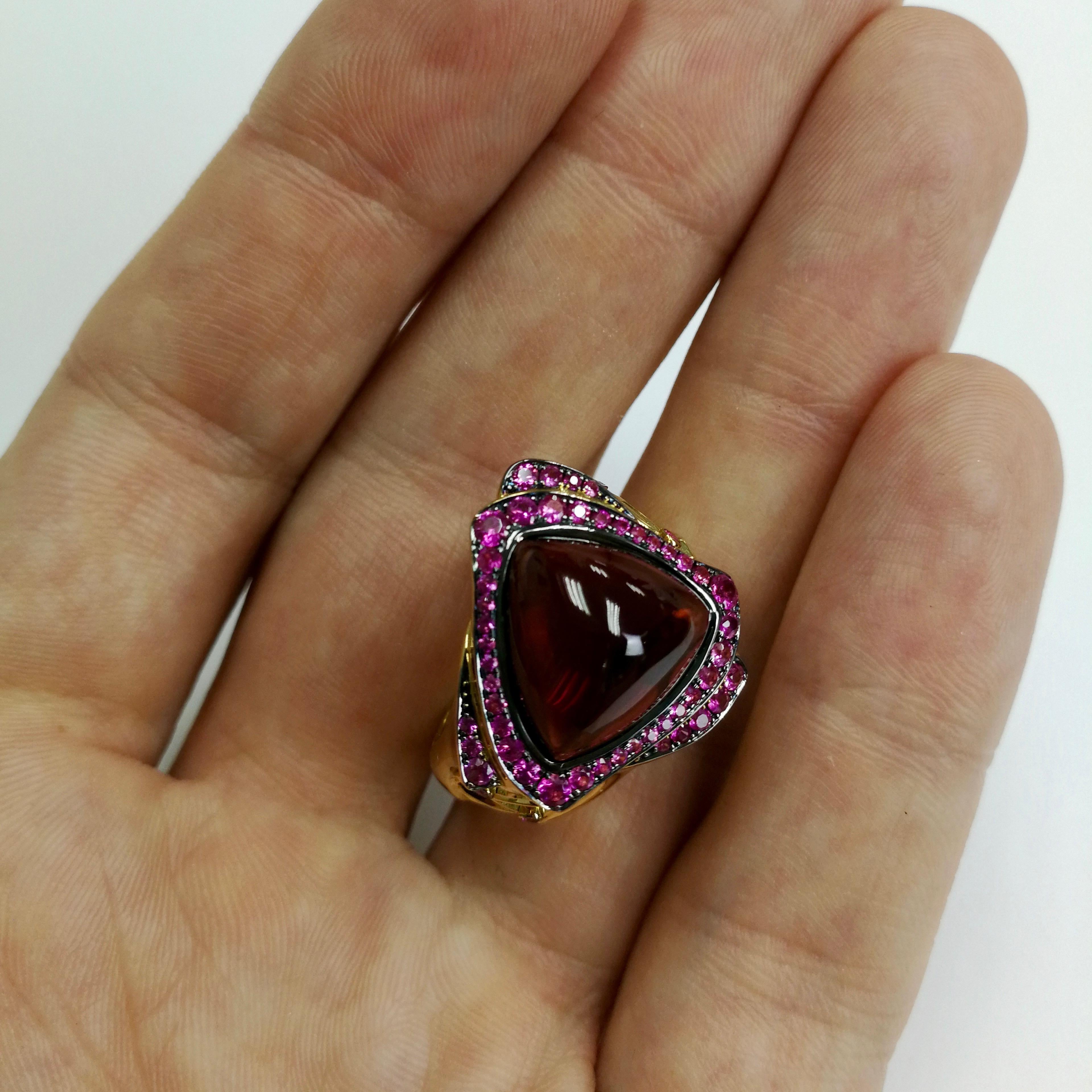 Contemporary Garnet Trillion Cabochon Pink Sapphire 18 Karat Yellow Gold Ring For Sale