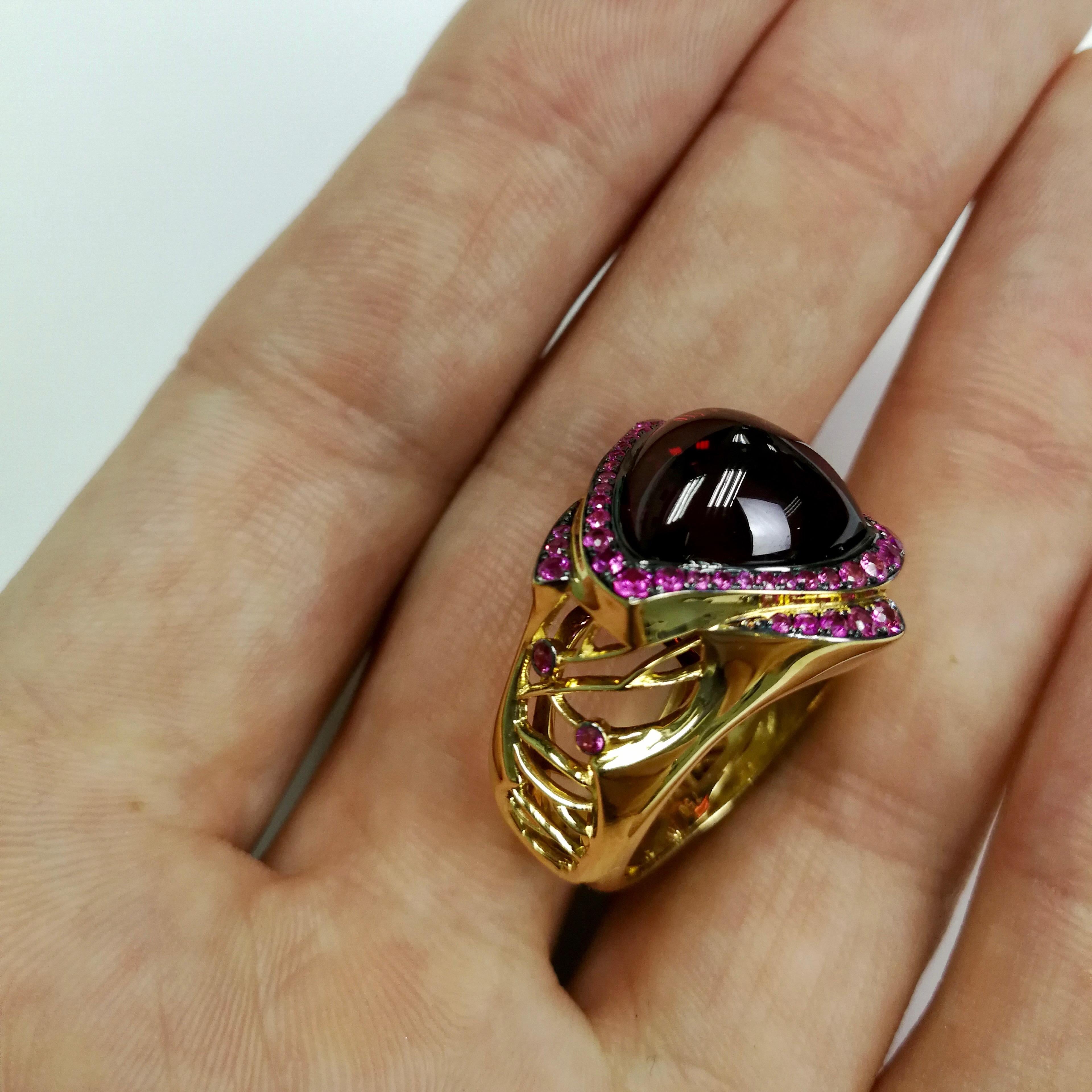 Garnet Trillion Cabochon Pink Sapphire 18 Karat Yellow Gold Ring In New Condition For Sale In Bangkok, TH