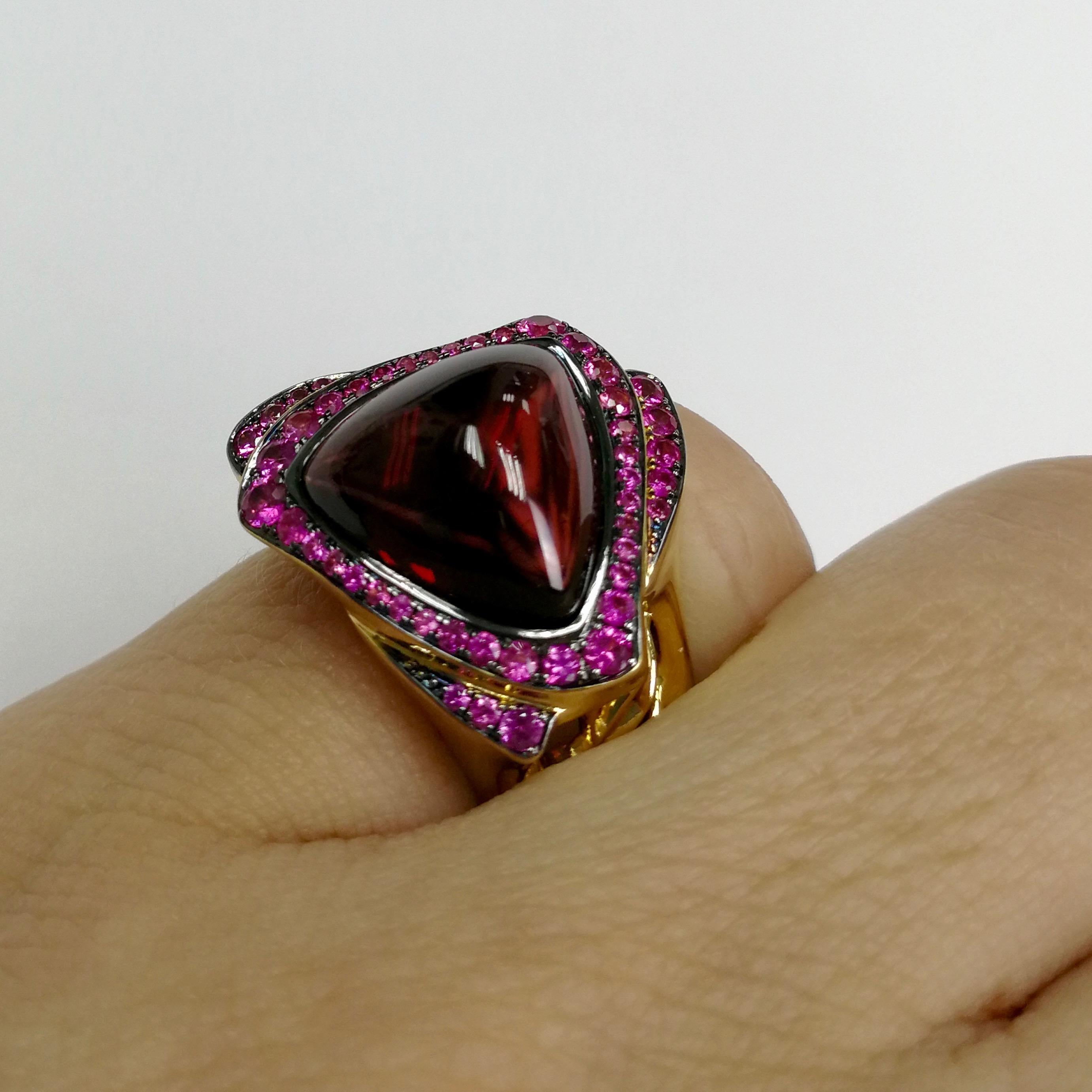 Women's or Men's Garnet Trillion Cabochon Pink Sapphire 18 Karat Yellow Gold Ring For Sale