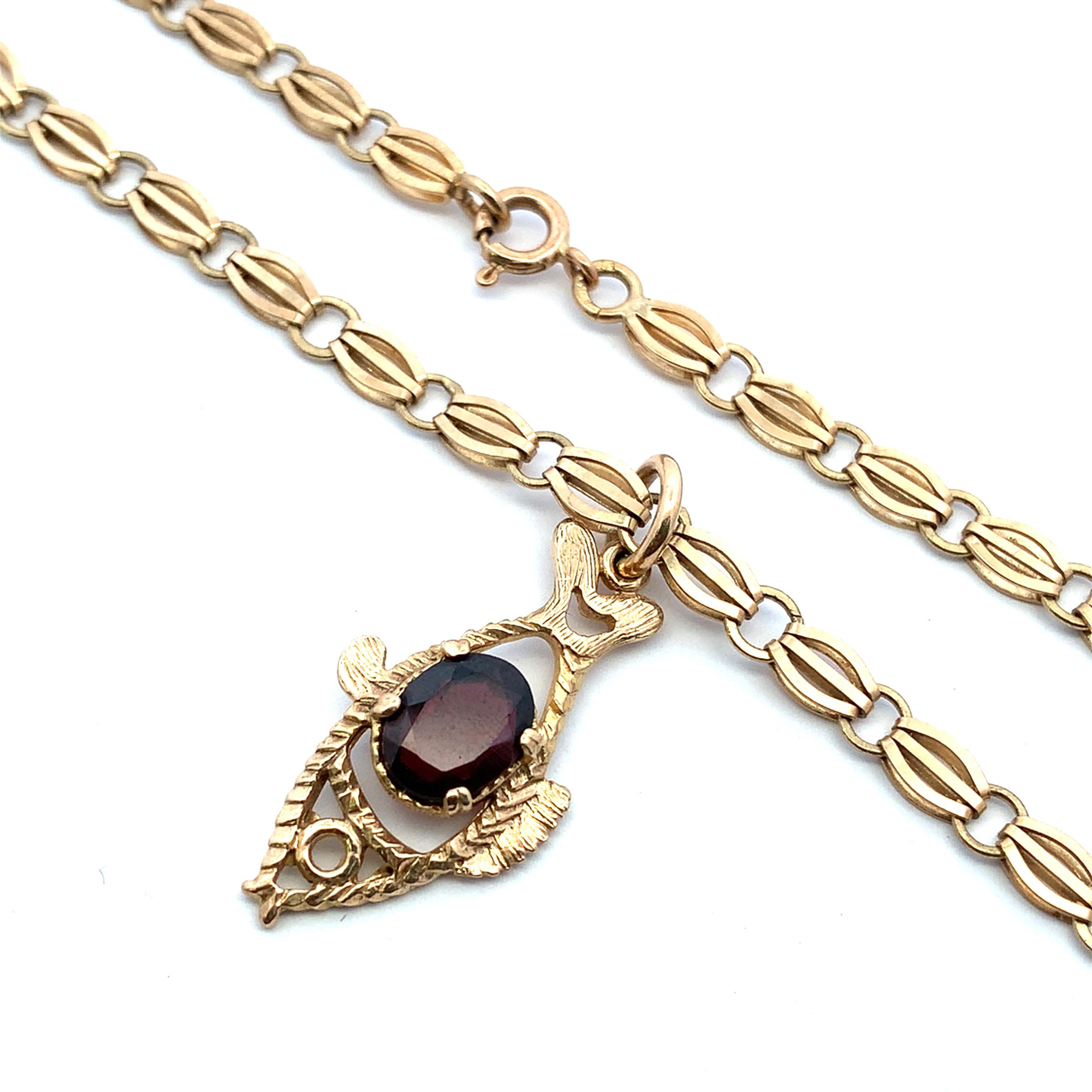Garnet vintage fish shaped pendant necklace yellow gold For Sale 1