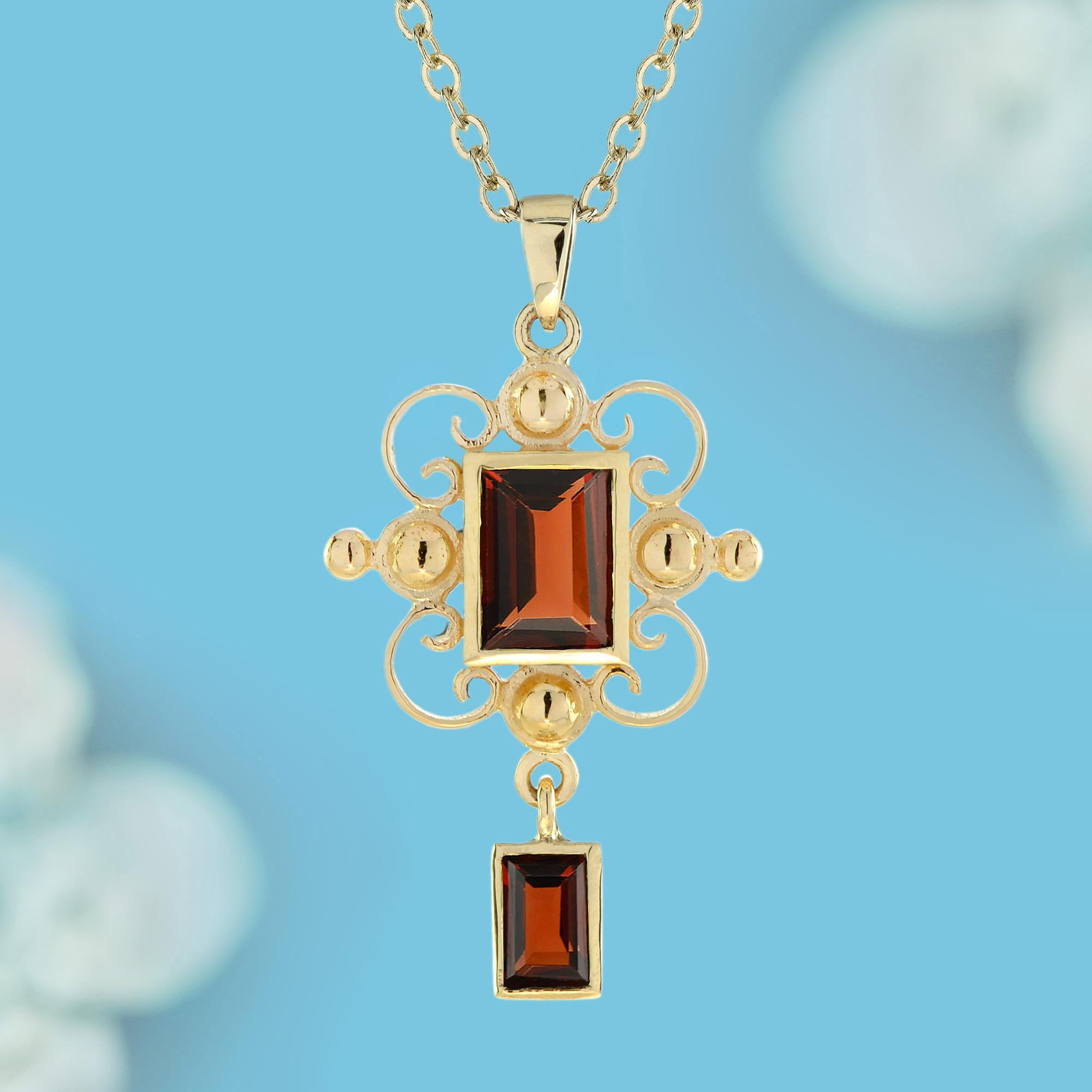 Ce pendentif présente un grenat carré serti dans un chaton classique, joliment encadré par des détails floraux complexes. Un petit grenat carré est délicatement relié par de l'or au pendentif, rehaussant le design d'une touche de couleur vibrante.