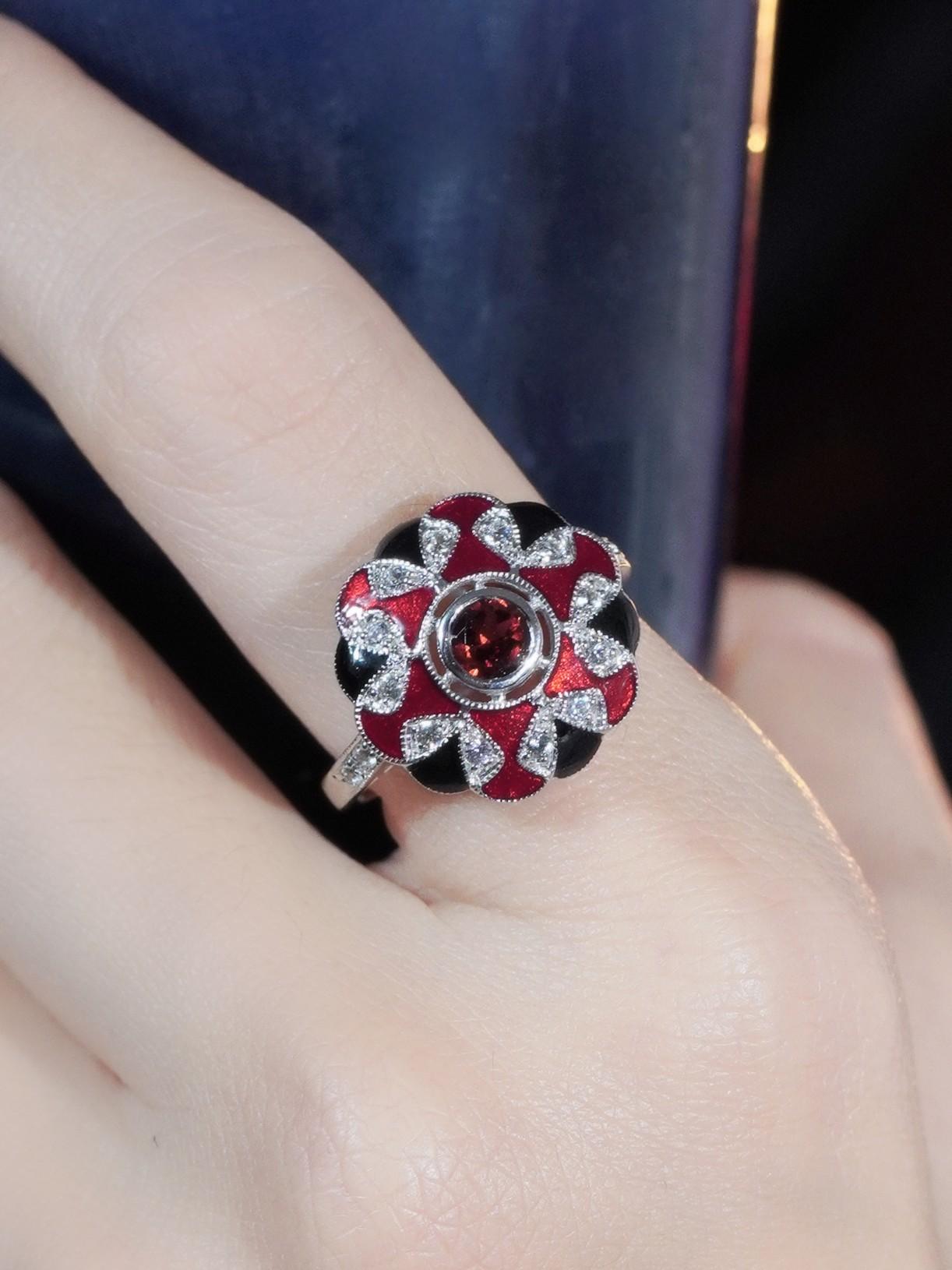 Granat Weißer Saphir und Emaille Art Deco Stil Halo Ring in 9K Weißgold (Art déco) im Angebot