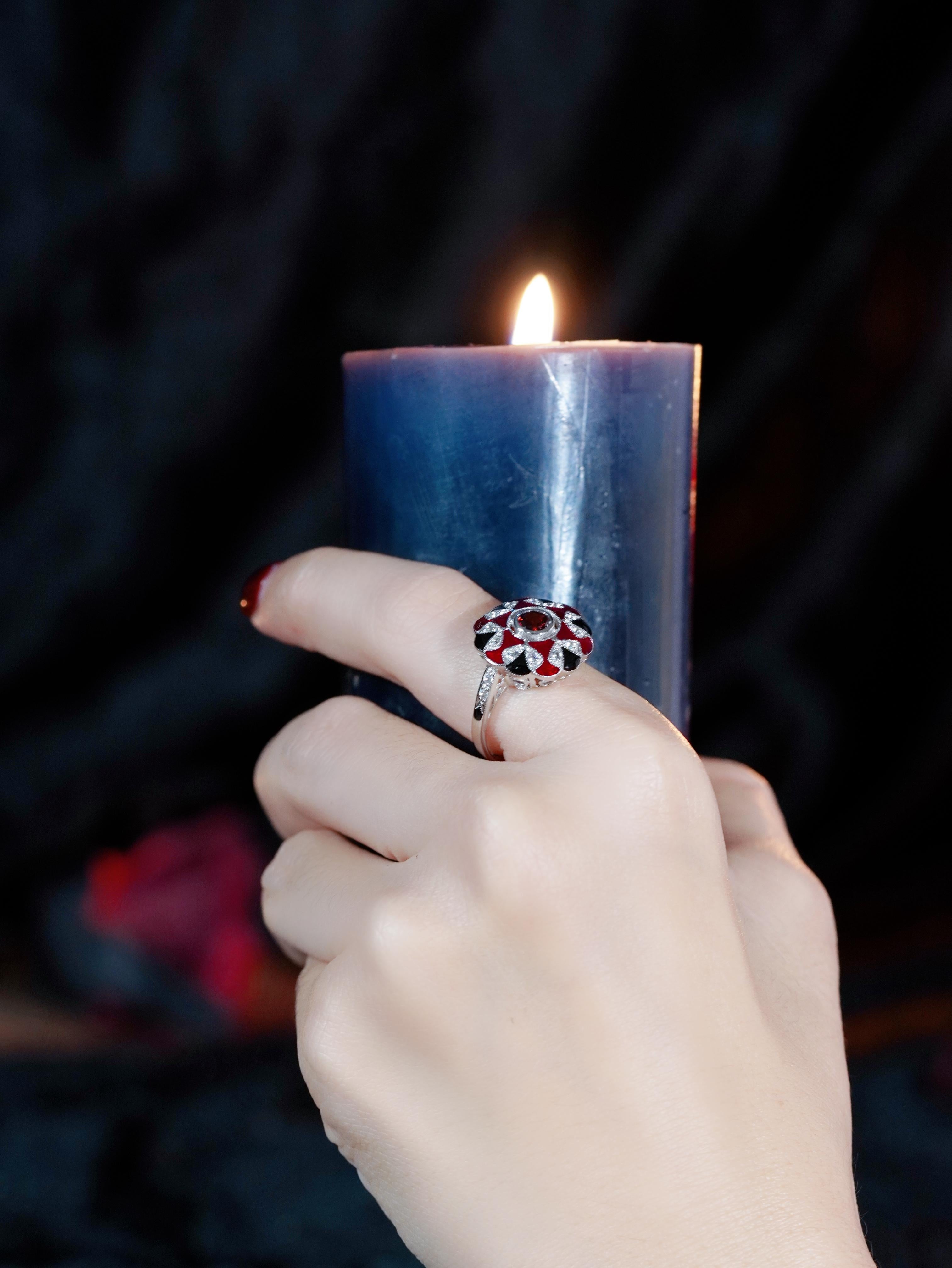 Granat Weißer Saphir und Emaille Art Deco Stil Halo Ring in 9K Weißgold (Rundschliff) im Angebot