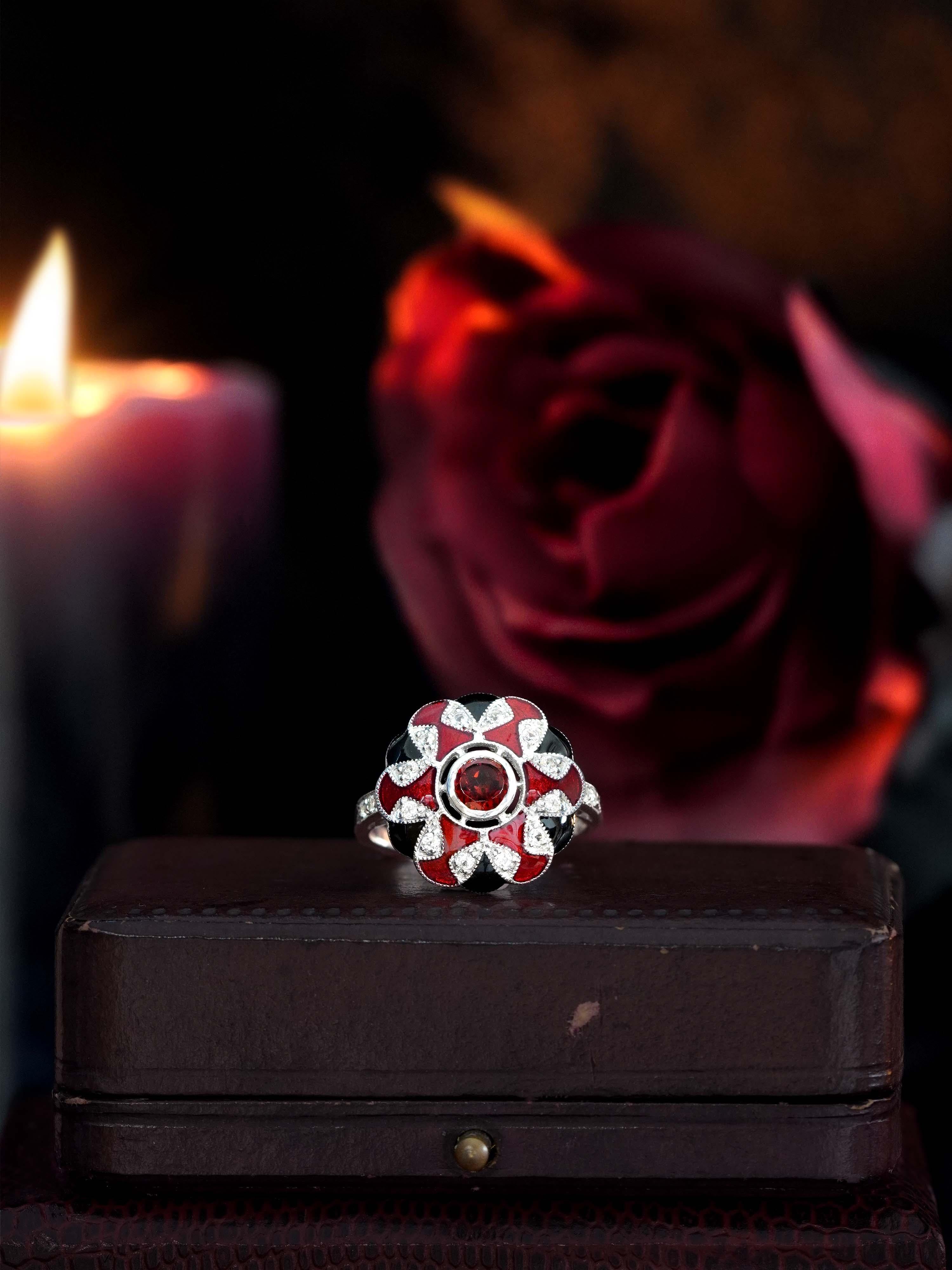 Granat Weißer Saphir und Emaille Art Deco Stil Halo Ring in 9K Weißgold im Zustand „Neu“ im Angebot in Bangkok, TH