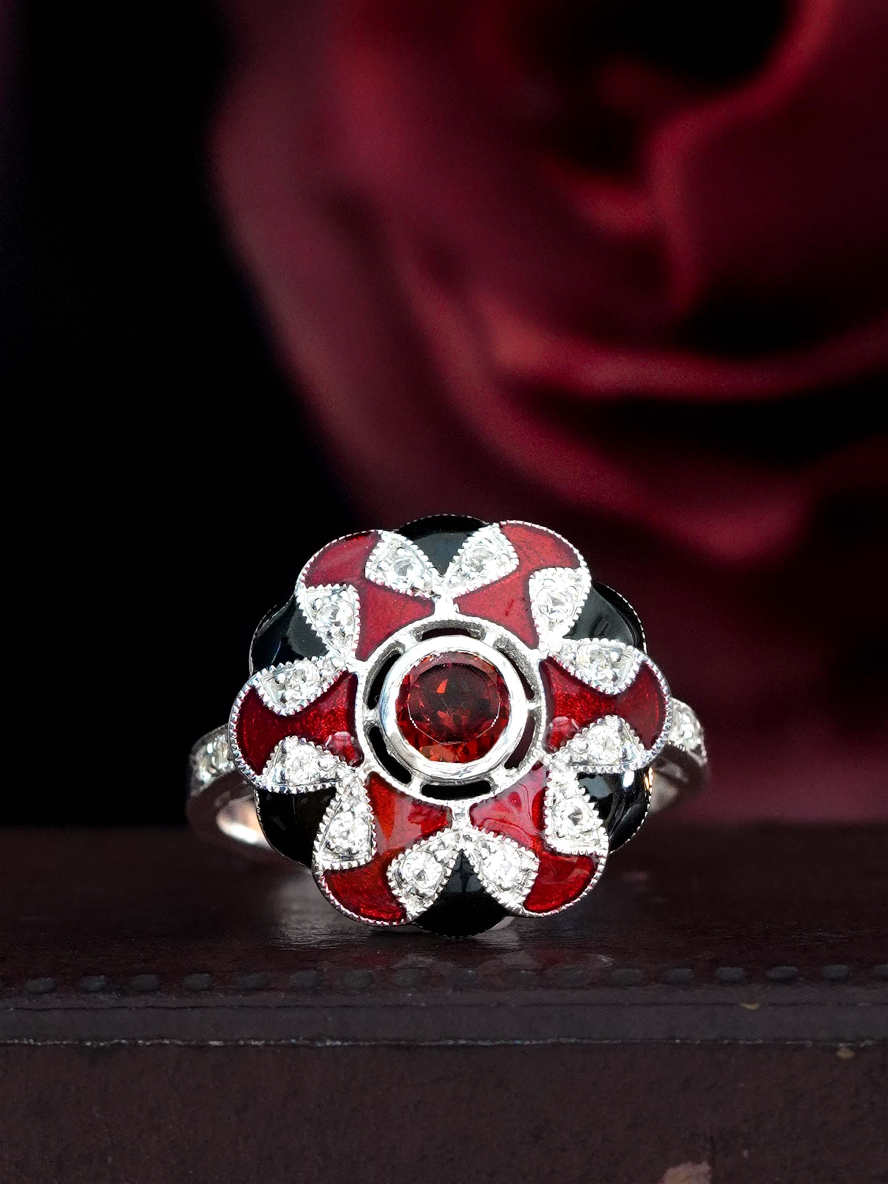 Granat Weißer Saphir und Emaille Art Deco Stil Halo Ring in 9K Weißgold Damen im Angebot