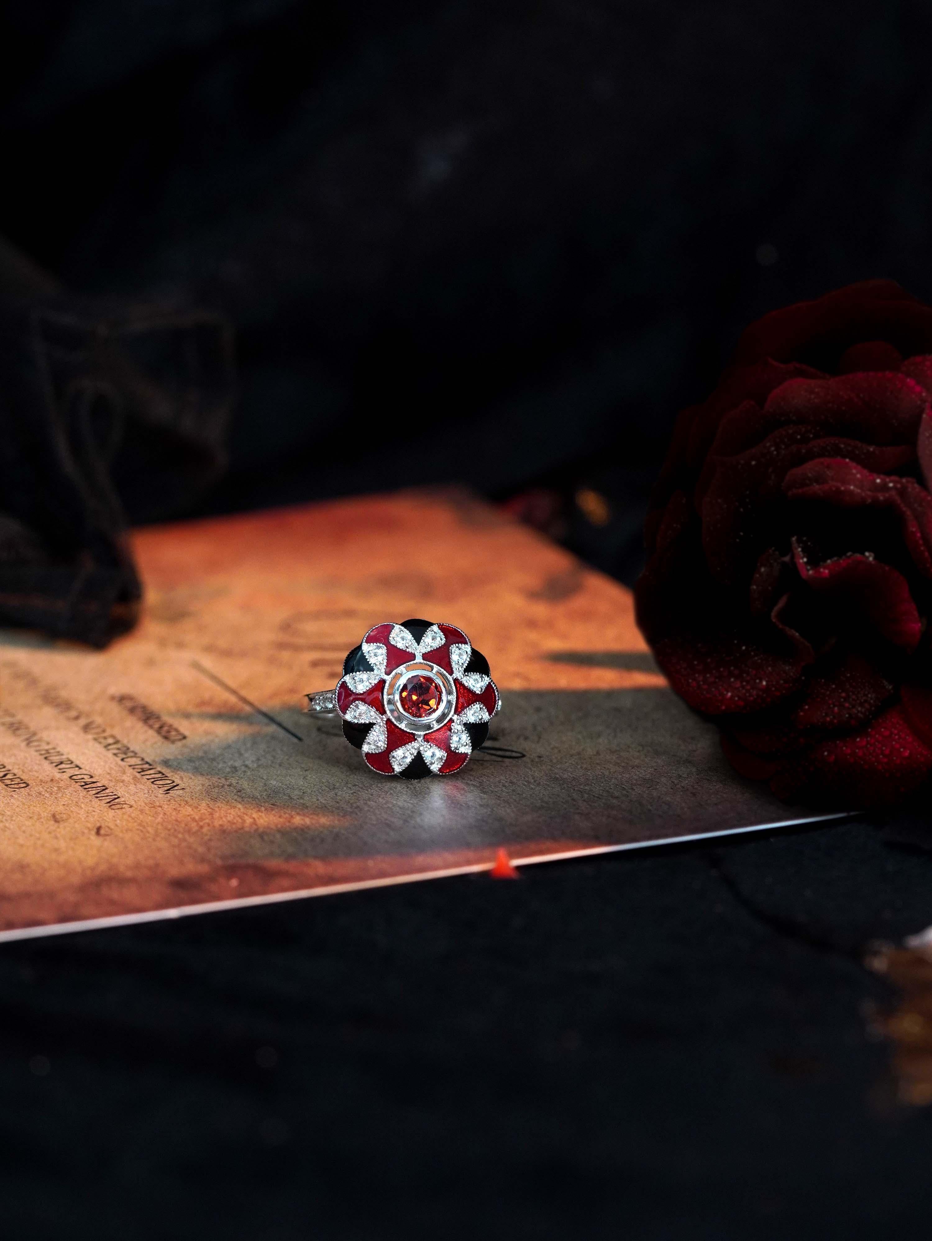 Granat Weißer Saphir und Emaille Art Deco Stil Halo Ring in 9K Weißgold im Angebot 1