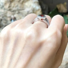 Bague en grenat et zirconia cubique sertie dans des montures en argent