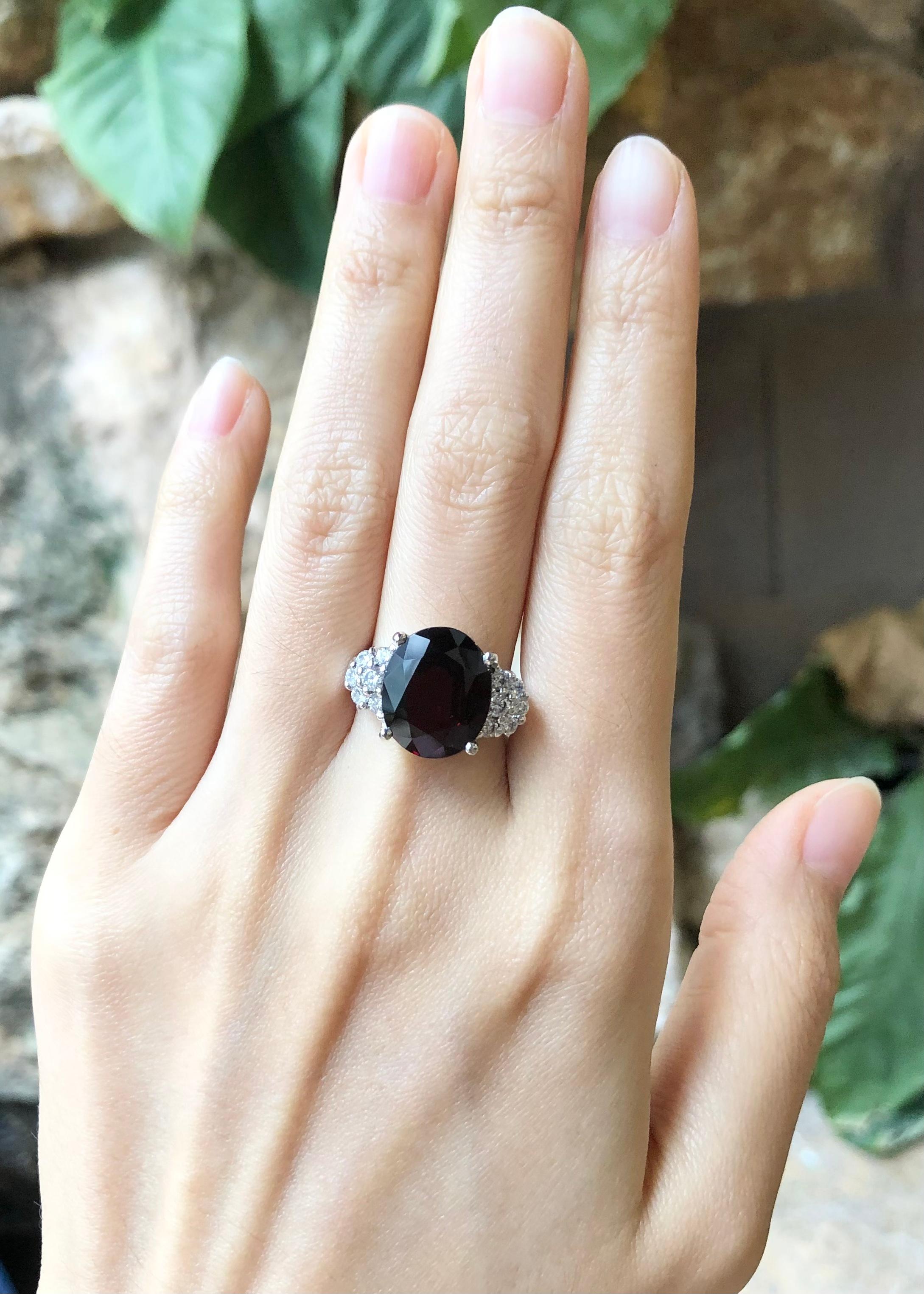 Garnet with Cubic Zirconia Ring set in Silver Settings In New Condition For Sale In Dusit, 10