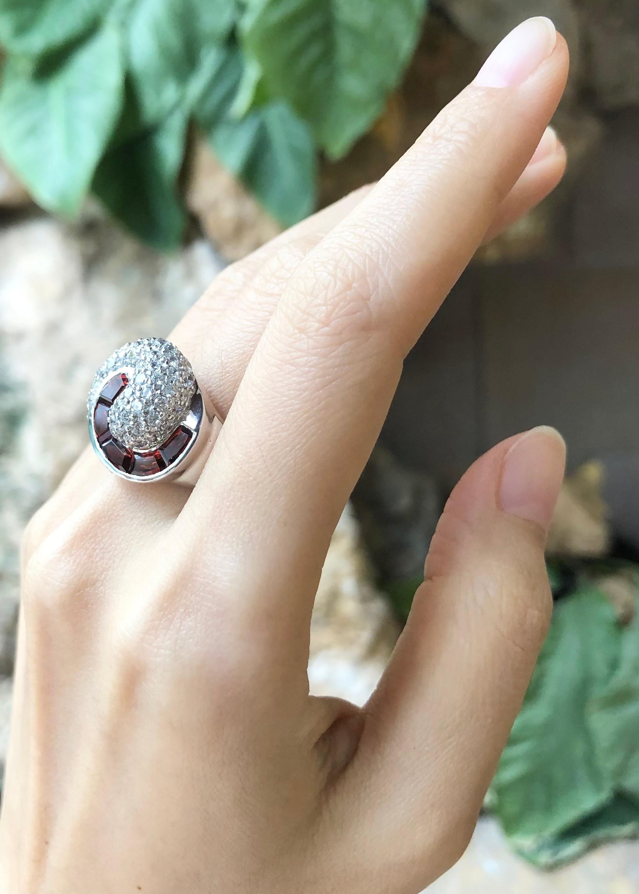 Garnet with Cubic Zirconia Ring set in Silver Settings In New Condition For Sale In Dusit, 10