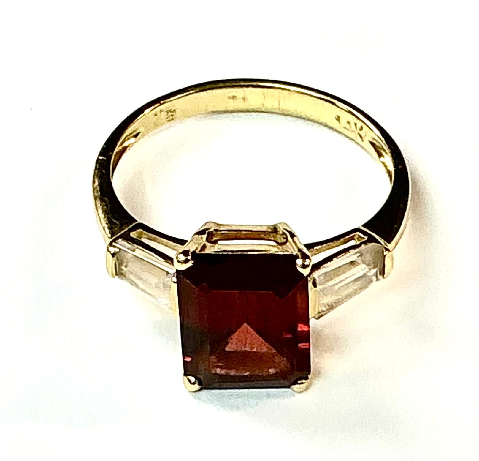 Bague en or jaune 14 carats avec grenats et baguettes de diamants Pour femmes en vente