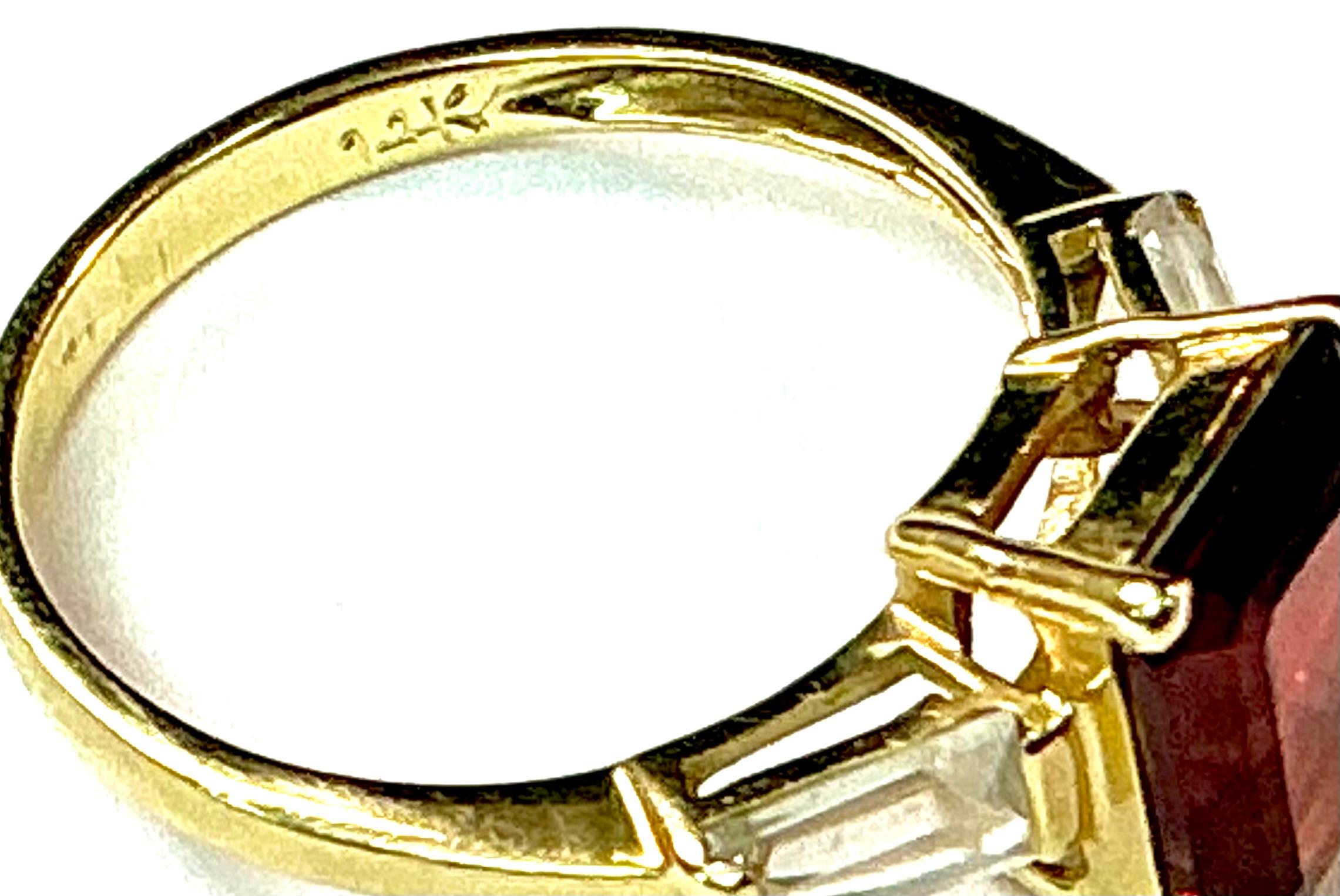 Bague en or jaune 14 carats avec grenats et baguettes de diamants Bon état - En vente à Bradenton, FL