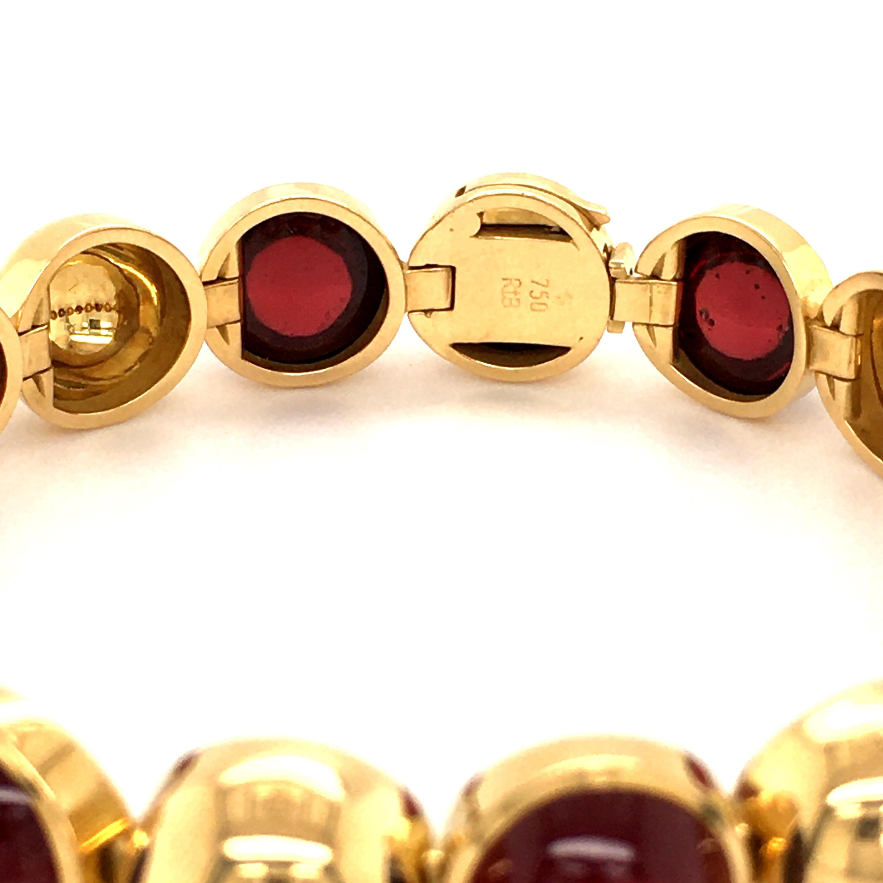 This bracelet is made in yellow gold 750 with a safety clasp. 8 links are set with each 1 dark red cabochon cut garnet. It is in excellent condition. Nice item!

Length: 19 cm / 7.48 Inches
Maker's mark: RB
Assay mark: 750