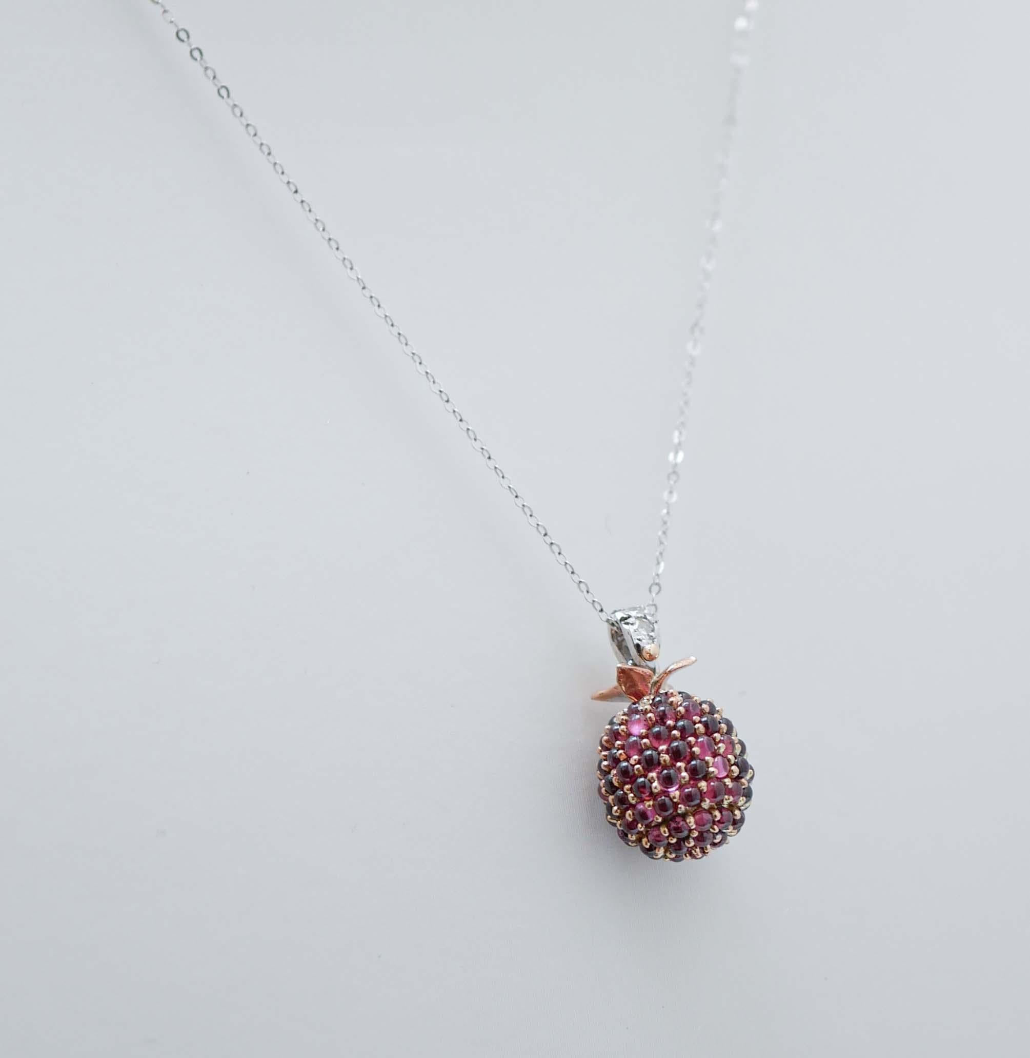 Rétro Collier à pendentifs en grenats, diamants, or blanc et or rose 14 carats. en vente