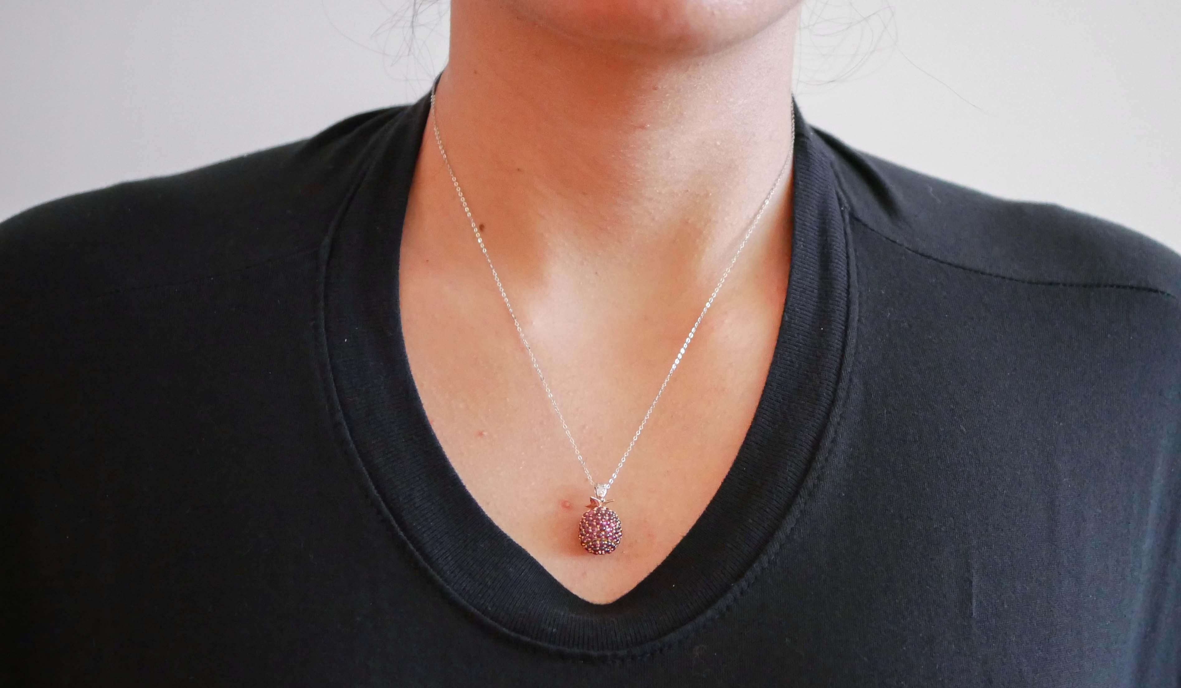 Garnets, Diamonds, 14 Karat White Gold and Rose Gold Pendant Necklace. In Good Condition For Sale In Marcianise, Marcianise (CE)