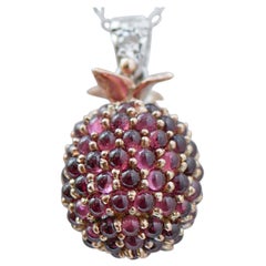 Collier à pendentifs en grenats, diamants, or blanc et or rose 14 carats.