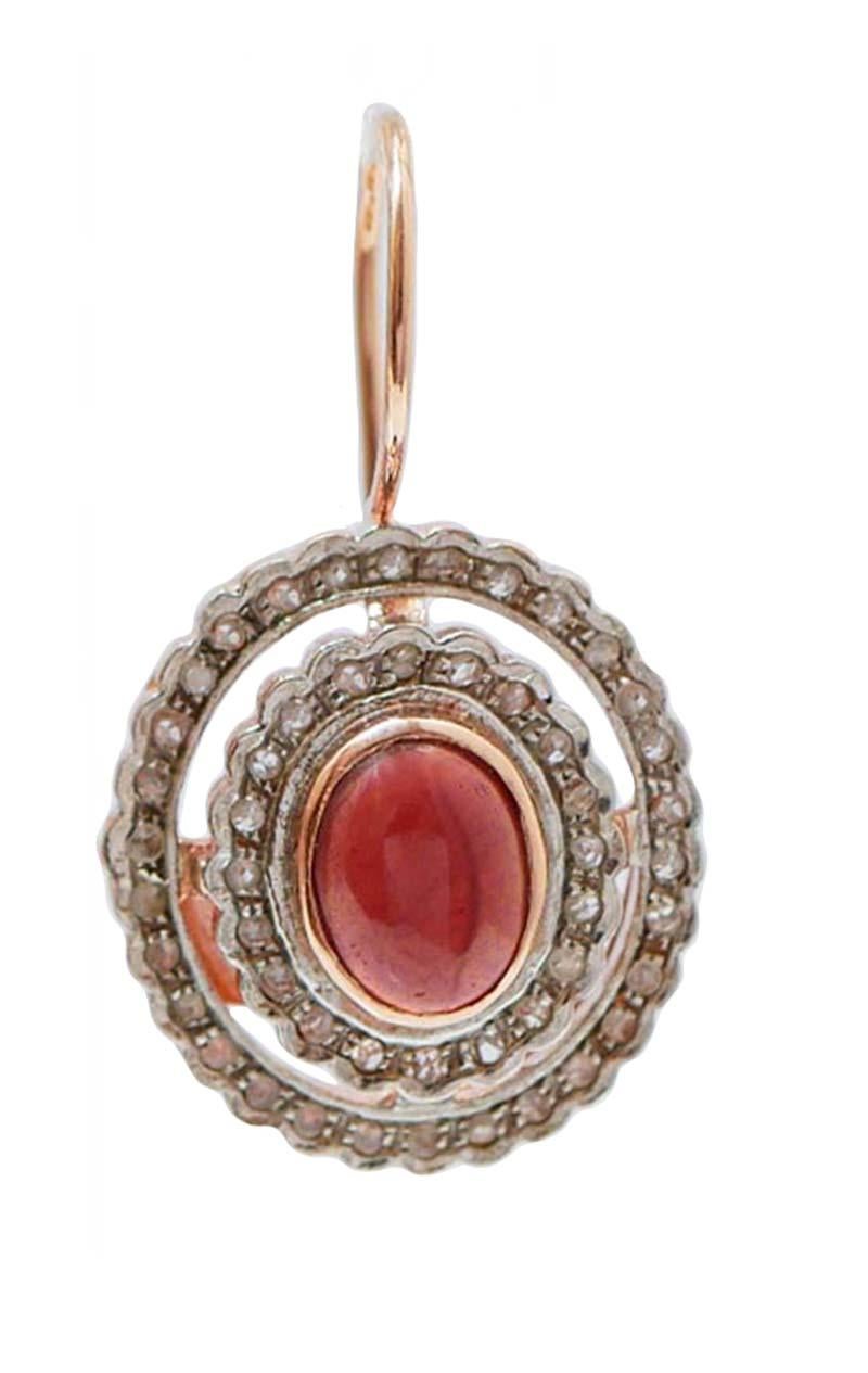 Bellissimi orecchini retrò in oro rosa 9 kt e struttura in argento montata con un granato centrale circondato da una cornice di diamanti.
Questi orecchini sono stati realizzati totalmente a mano da maestri orafi italiani e sono in perfette