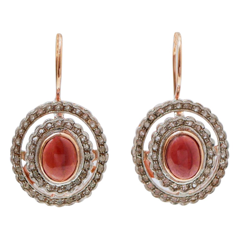 Orecchini con granati, diamanti, oro rosa e argento. in vendita