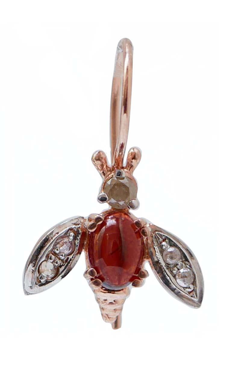 Modische Ohrringe in Form einer Fliege aus 9 Karat Roségold und Silber mit einem Diamanten als Kopf, einem Granat als Körper und mit Diamanten besetzten Flügeln.
Diese Ohrringe wurden von italienischen Goldschmiedemeistern vollständig von Hand