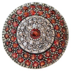 Anello con granati, diamanti, oro rosa e argento.