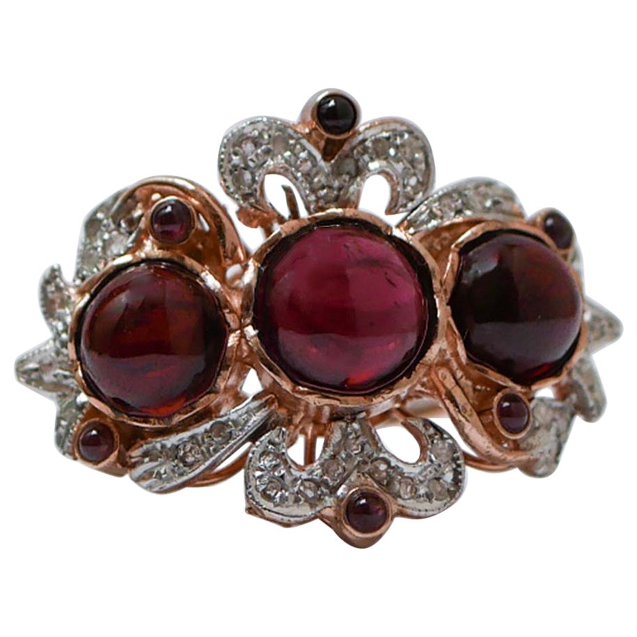 Ring aus Granaten, Diamanten, Roségold und Silber.