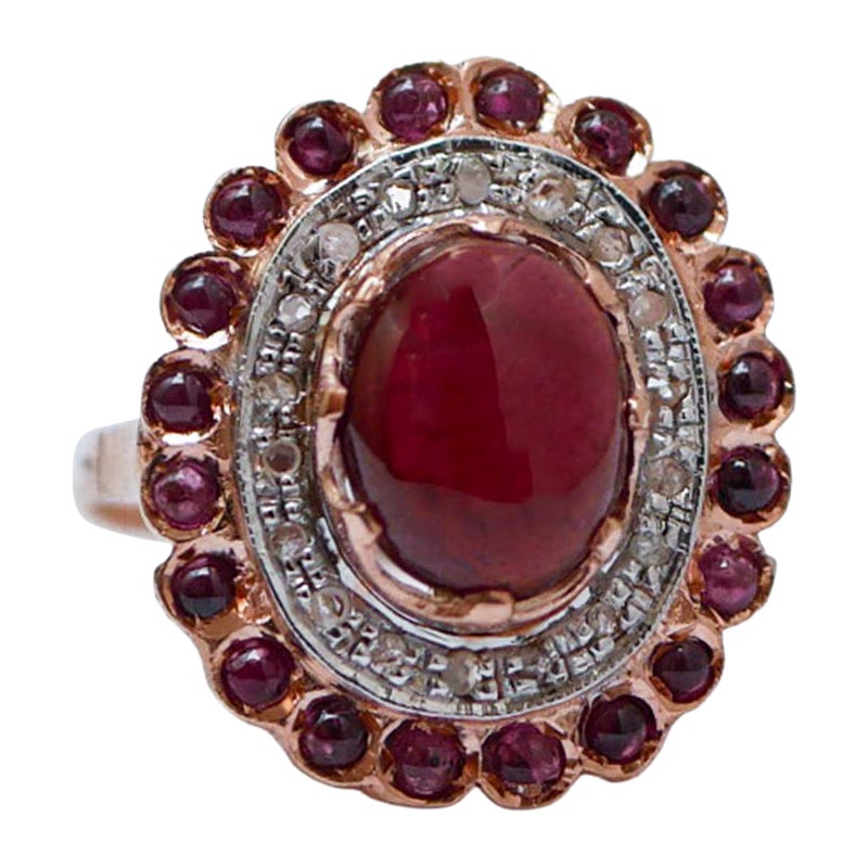Anello con granati, diamanti, oro rosa e argento.