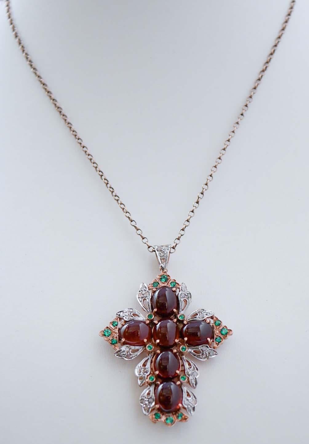 Bellissima collana con ciondolo a croce in oro rosa 9 kt e struttura in argento montata con granati circondati da diamanti e spinello. Il ciondolo viene fornito con una catena di gomma.
Questo ciondolo è stato realizzato completamente a mano da