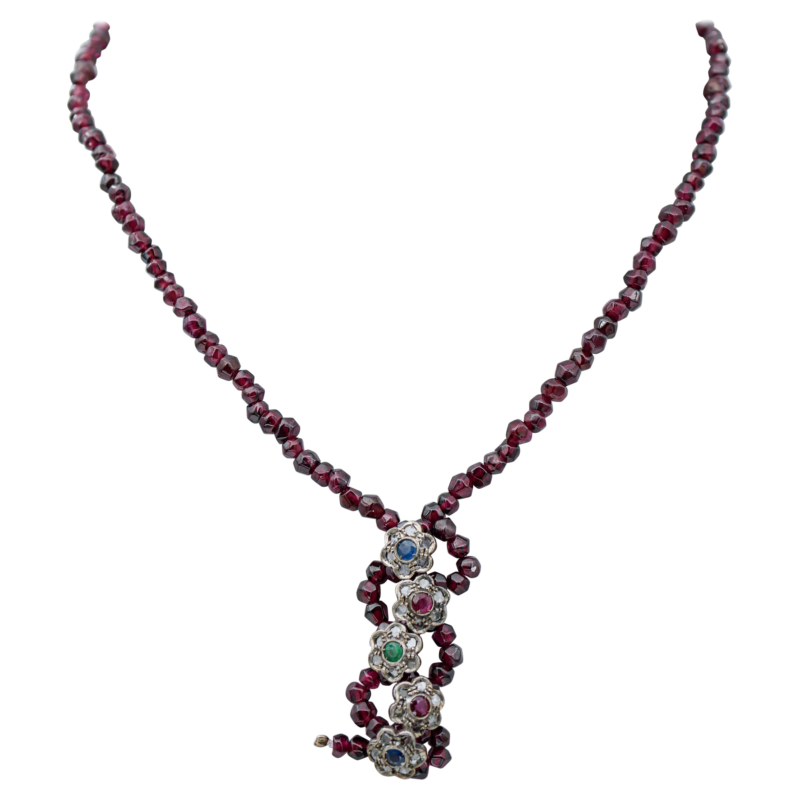 Grenats, émeraudes, rubis, saphirs, diamants, collier Retrò
