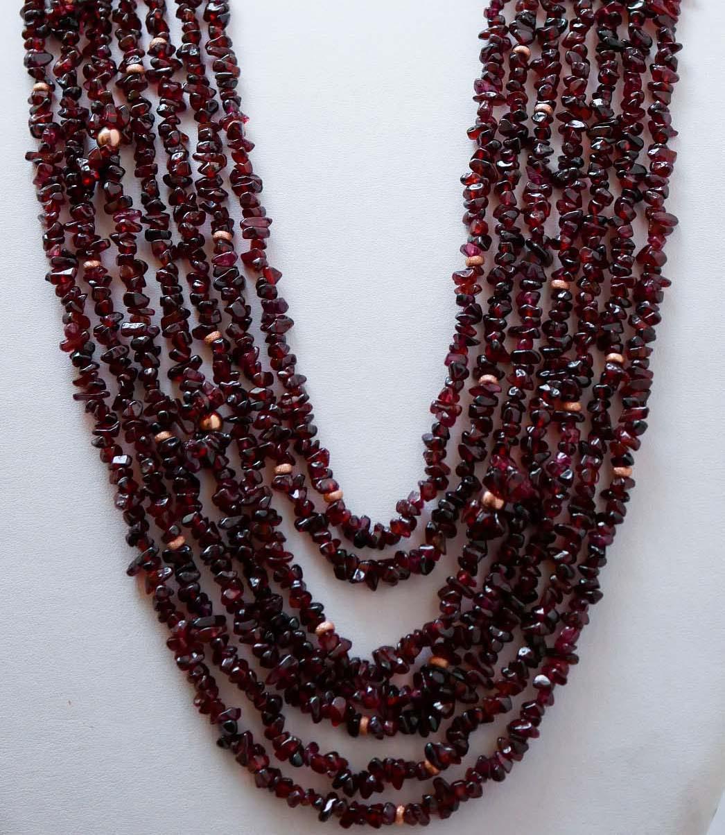 Bellissima collana a più fili montata con sette fili di granati e piccole strutture e chiusura in argento.
Questa collana è stata realizzata totalmente a mano da maestri orafi italiani ed è in perfette condizioni.
Granati 328,50 gr
Peso totale