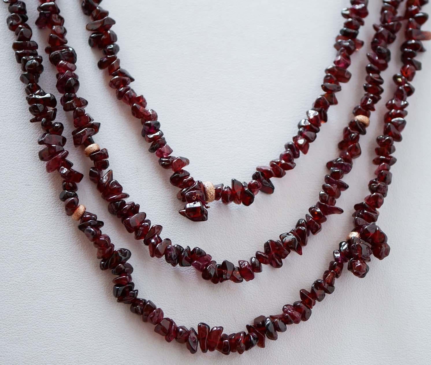 Semplice collana retrò montata con tre fili di granati e tra di essi strutture in argento. Come chiusura, un fermaglio d'argento.
Questa collana è stata realizzata totalmente a mano da maestri orafi italiani ed è in perfette condizioni.
Granati