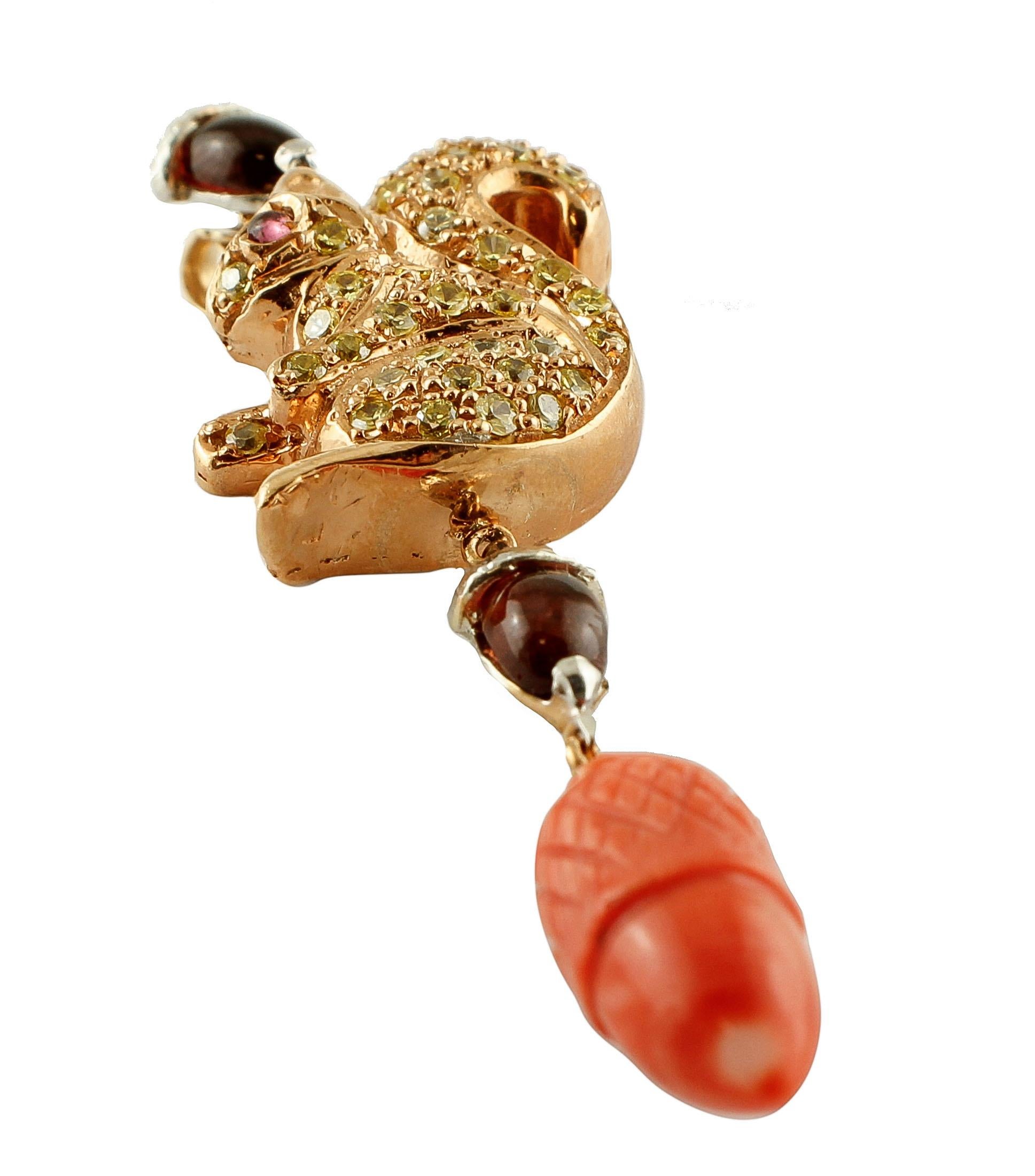Earrings in 9k rose gold and silver structure featuring a gold squirrel studded with zirconia, and decorations of garnets in the upper part and elatius coral in the lower part.
These earrings are totally handmade by Italian master