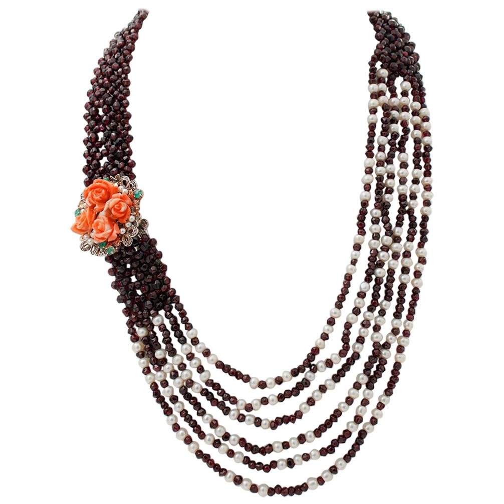 Halskette aus 9 Karat Gold und Silber mit Granaten, Diamanten, Smaragden und Topas, Perlen, Koralle
