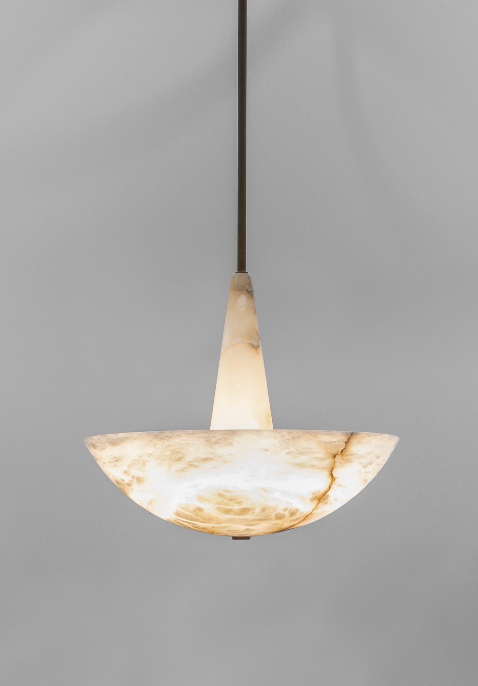 Suspension Albaster

Cette lampe suspendue de Garnier & Linker est composée d'un abat-jour en albâtre suspendu par une tige en laiton foncé patiné. Ce luminaire est disponible en albâtre veiné ou en albâtre blanc.
Options : différentes finitions de