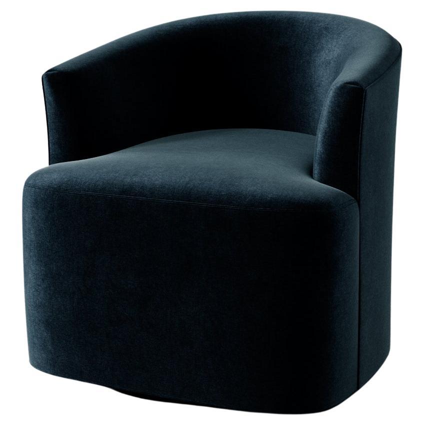La Silla Giratoria Garnier de Lemieux et Cie ofrece a la vez suavidad visual y comodidad profunda, por lo que se adapta sin esfuerzo a cualquier espacio. Su silueta escultural y redondeada es a la vez firme e ingrávida, un estudio de elegancia