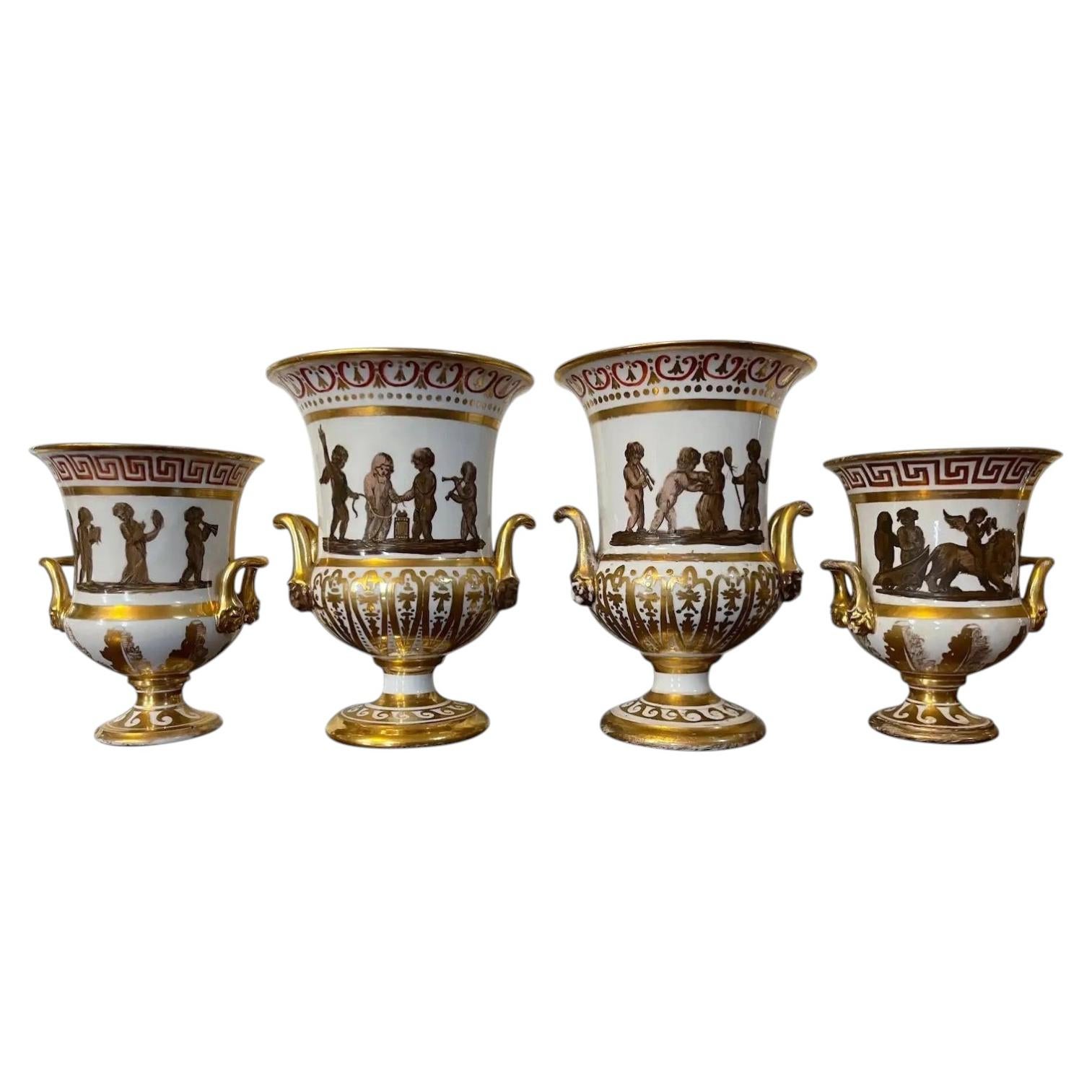 Garnitur 4 George III Neoklassische Coalport Porcelain Mantel Vasen oder Urnen 1810