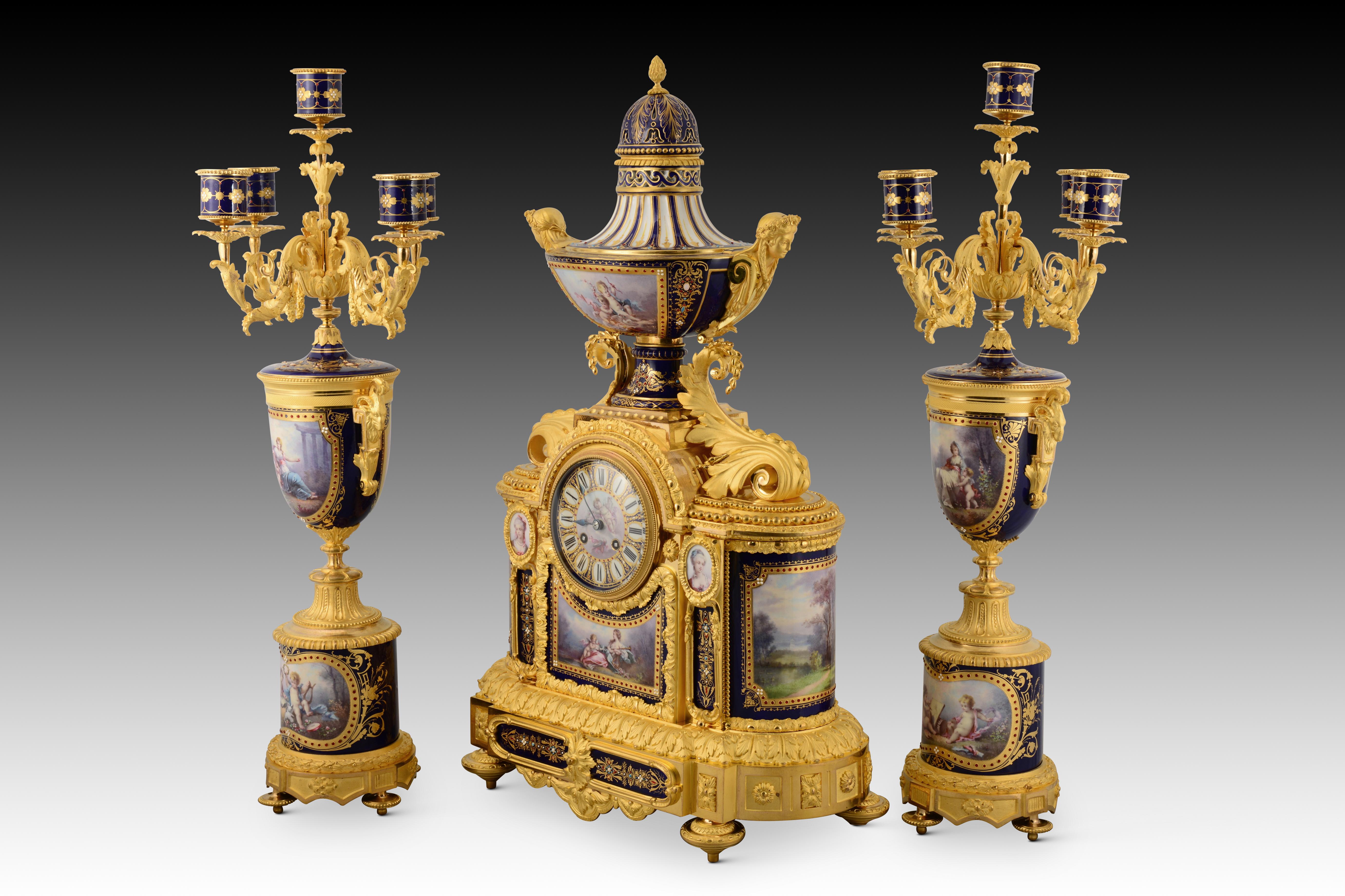 Garnish with clock and candelabra in porcelain and gilt bronze. France, 19th century. 
Mechanism in perfect working order. 
Fireplace garnish composed of a clock and two five-light candelabras, all three pieces made by combining gilt bronze, with